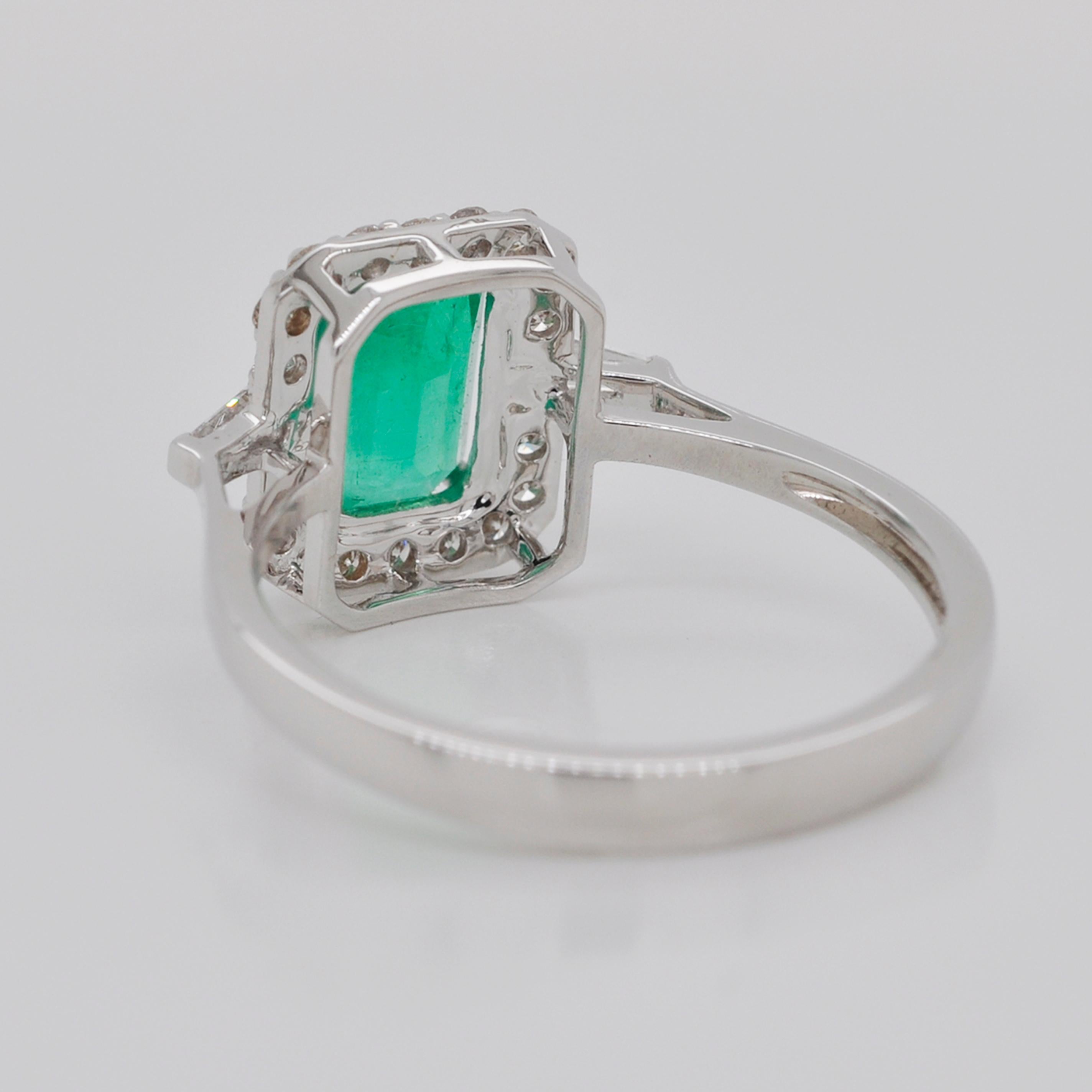 18 Karat White Gold Emerald Cut Colombian Emerald Diamond Contemporary Ring For Sale 5