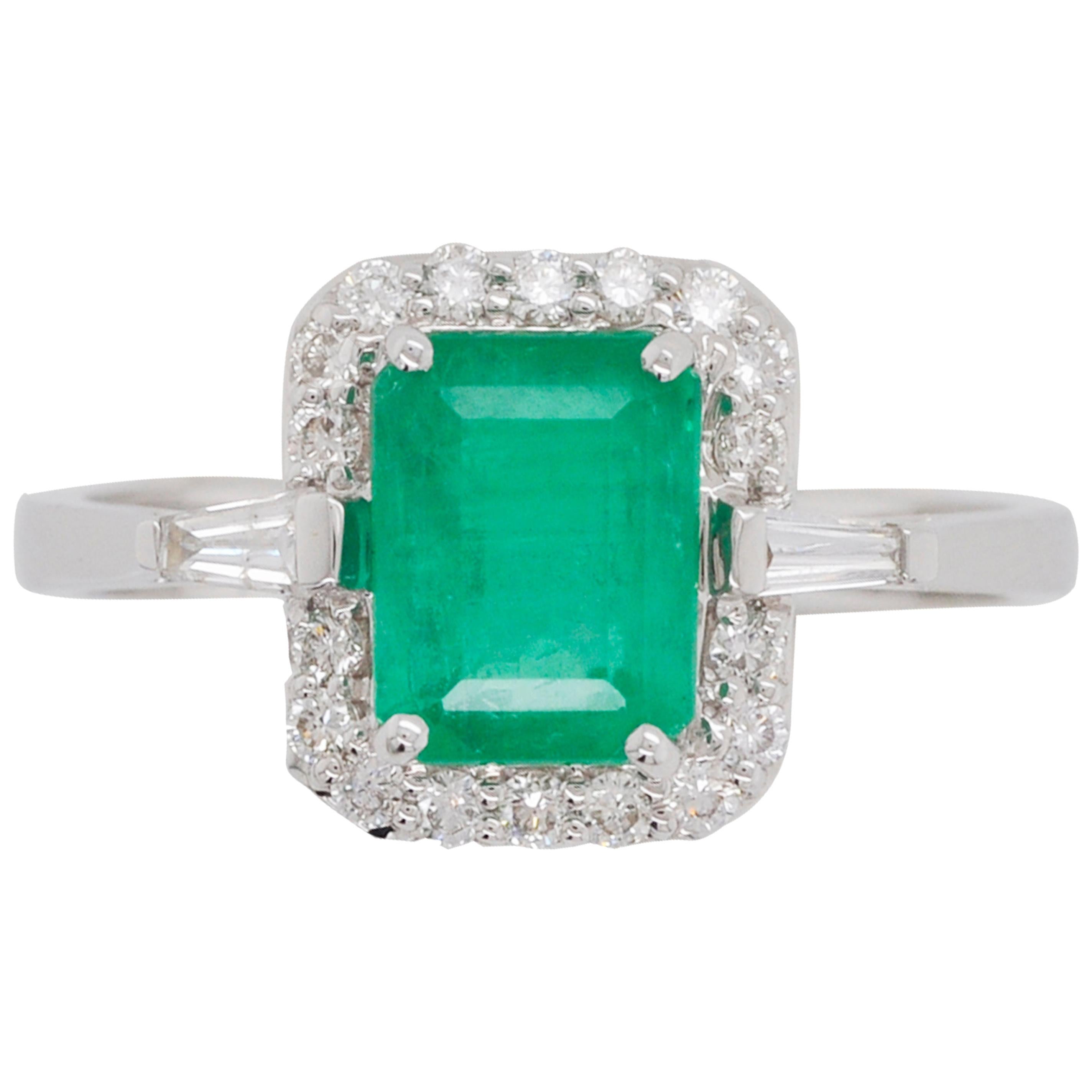 18 Karat White Gold Emerald Cut Colombian Emerald Diamond Contemporary Ring For Sale