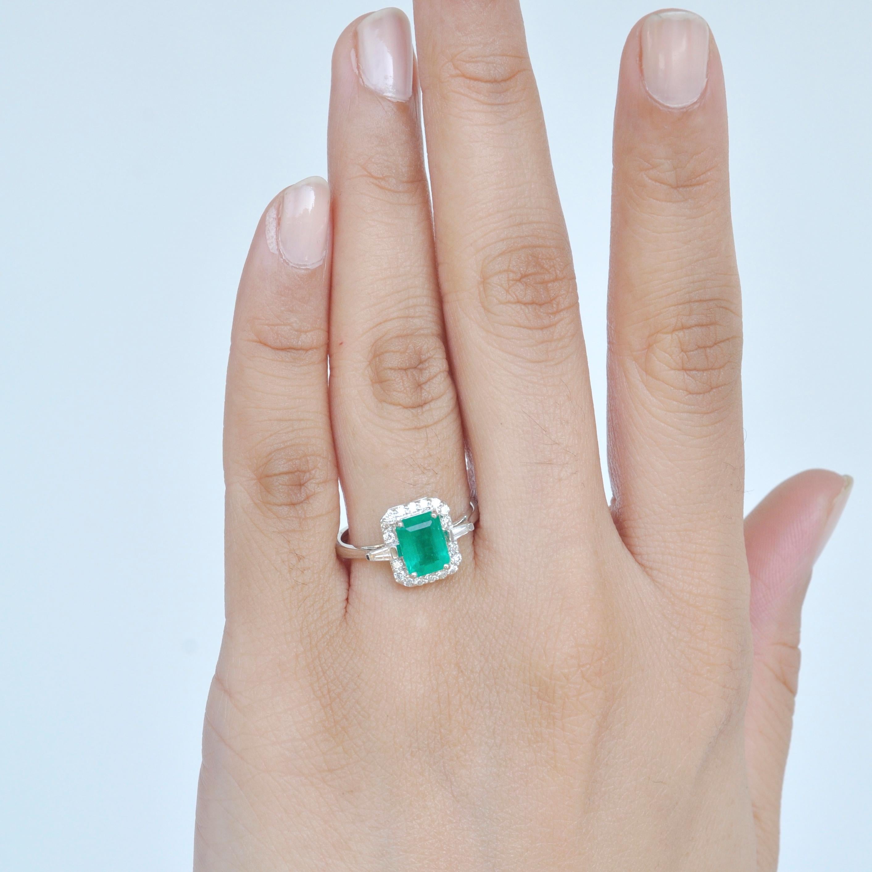 18 Karat White Gold Emerald Cut Colombian Emerald Diamond Contemporary Ring In New Condition In Jaipur, Rajasthan