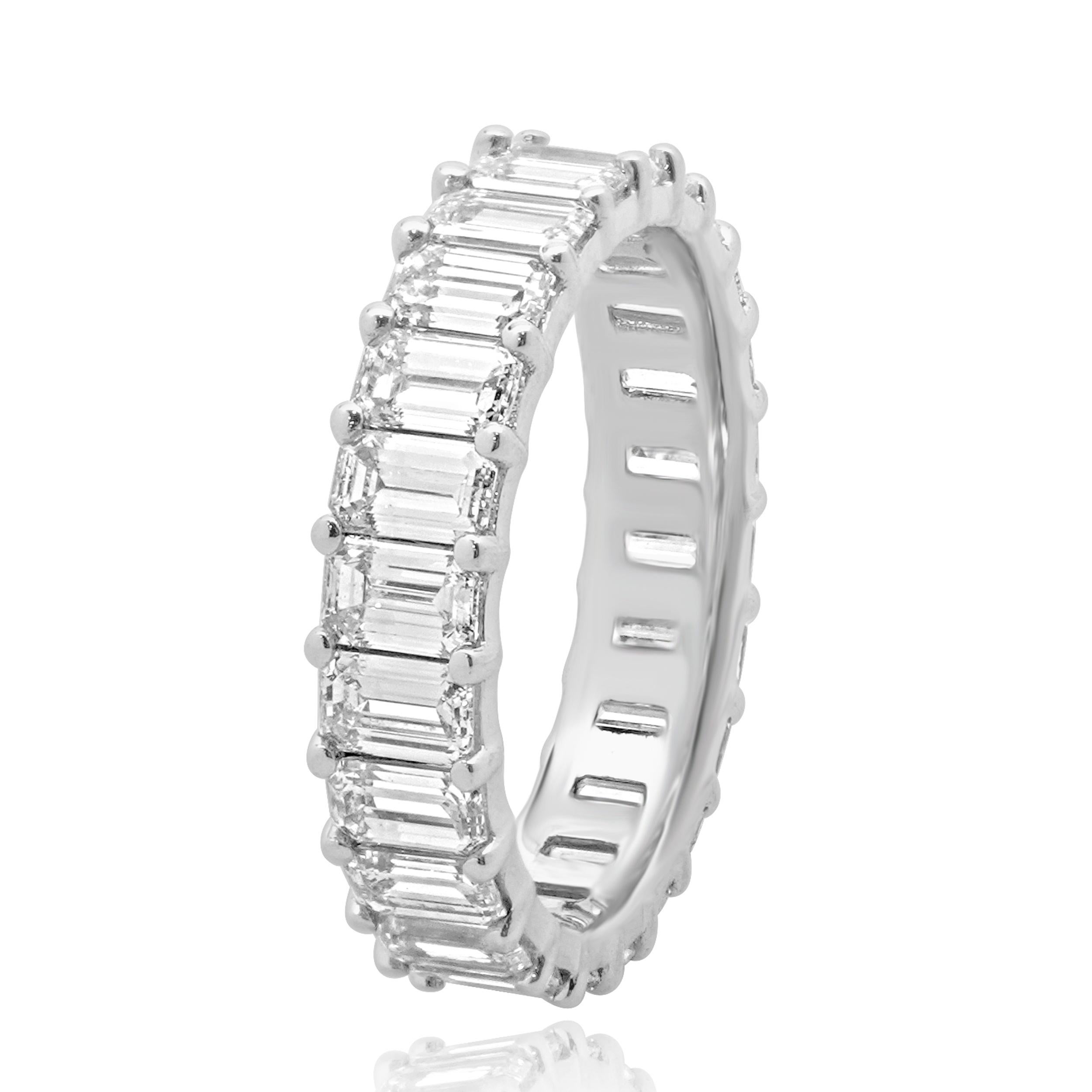 Taille émeraude Bracelet d'éternité en or blanc 18 carats avec diamants taille émeraude en vente
