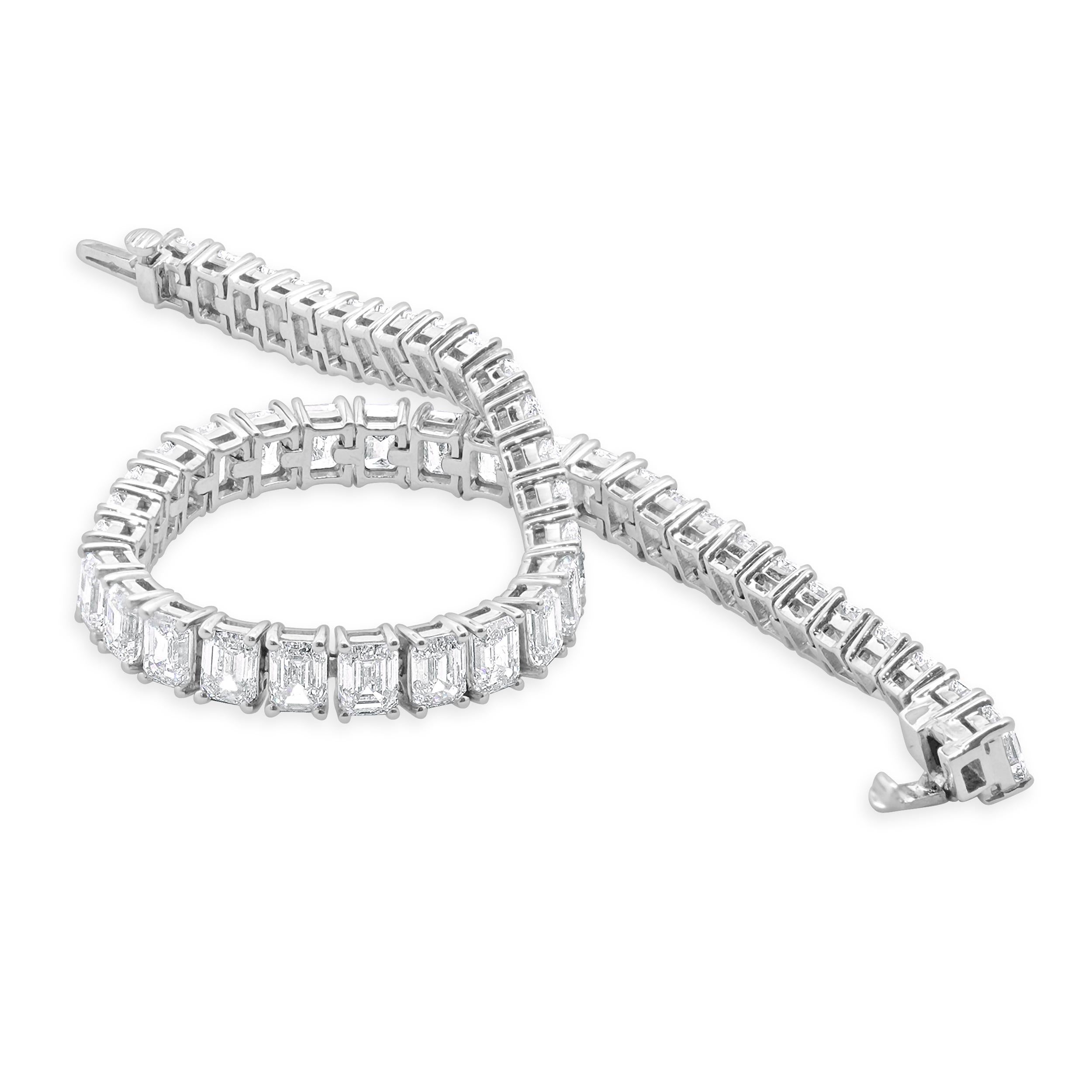 18 Karat White Gold Emerald Cut Diamond Tennis Bracelet In Excellent Condition For Sale In Scottsdale, AZ