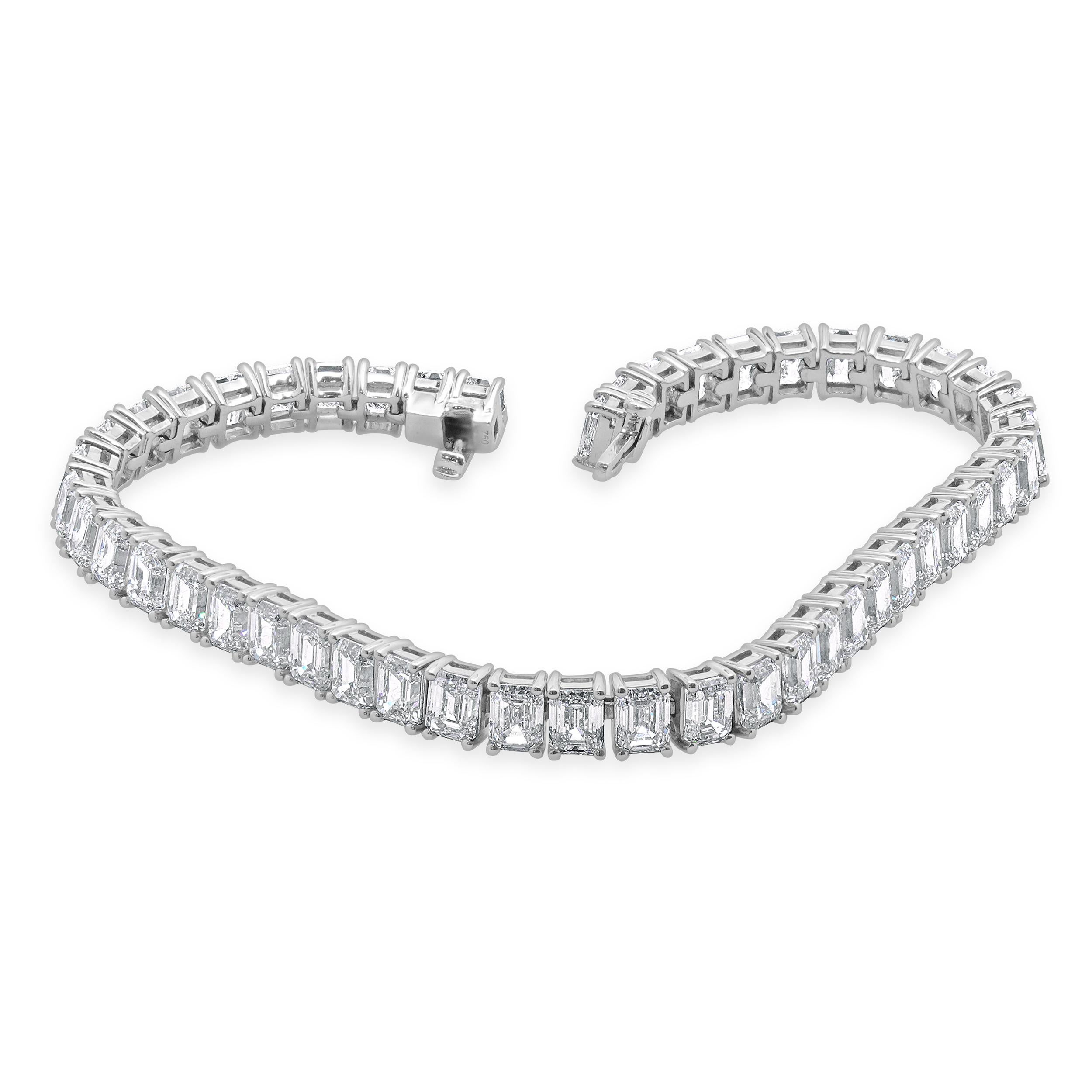 Women's 18 Karat White Gold Emerald Cut Diamond Tennis Bracelet For Sale