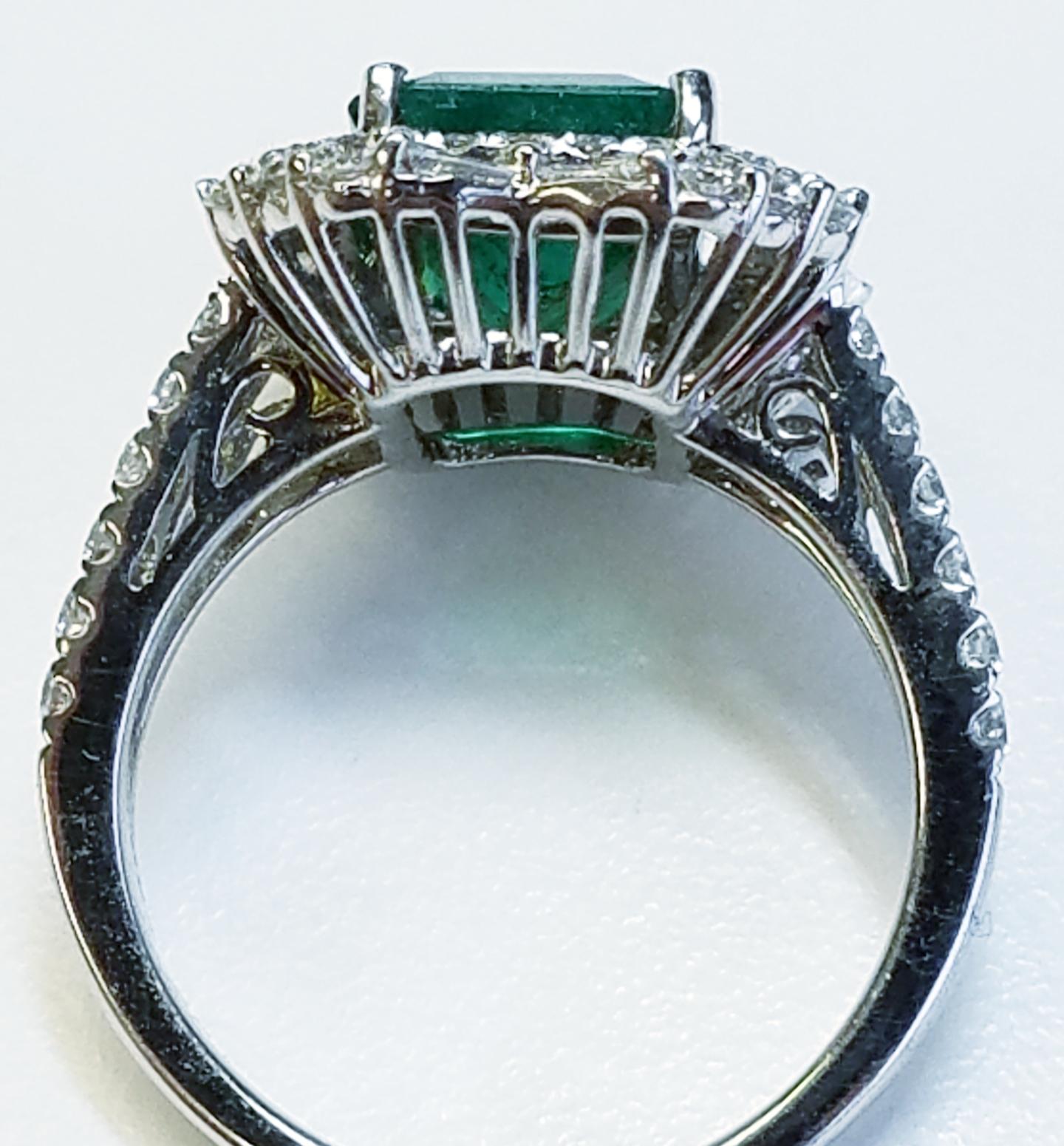 18 Karat Weißgold Ring mit Smaragd im Smaragdschliff und Diamanten (Zeitgenössisch)