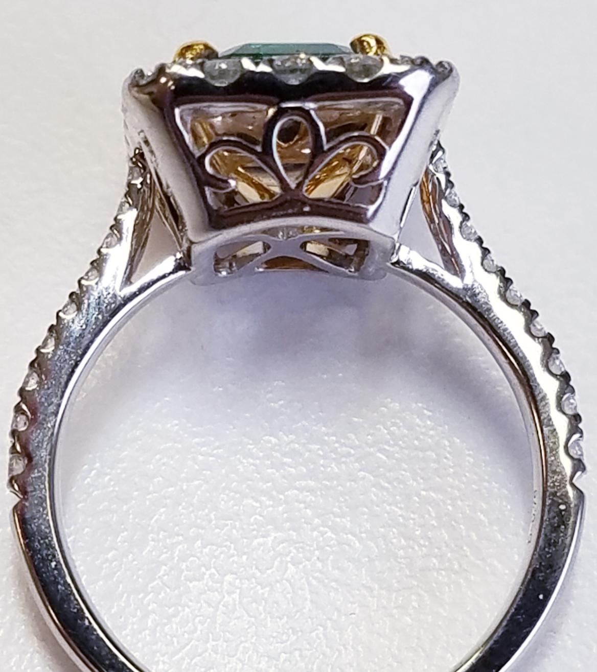 Ring aus 18 Karat Weißgold mit Smaragd im Smaragdschliff und Diamanten (Zeitgenössisch) im Angebot