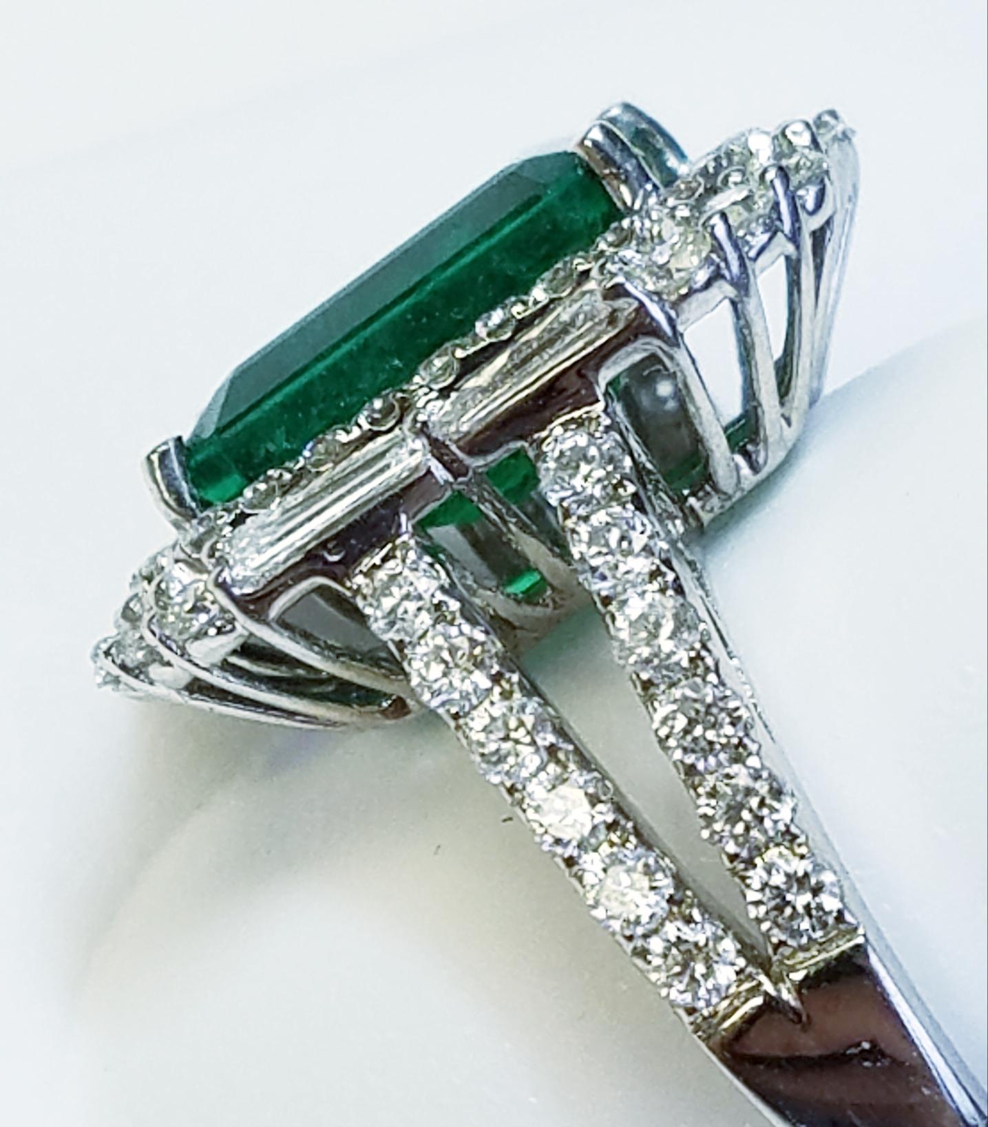18 Karat Weißgold Ring mit Smaragd im Smaragdschliff und Diamanten im Zustand „Neu“ in Great Neck, NY