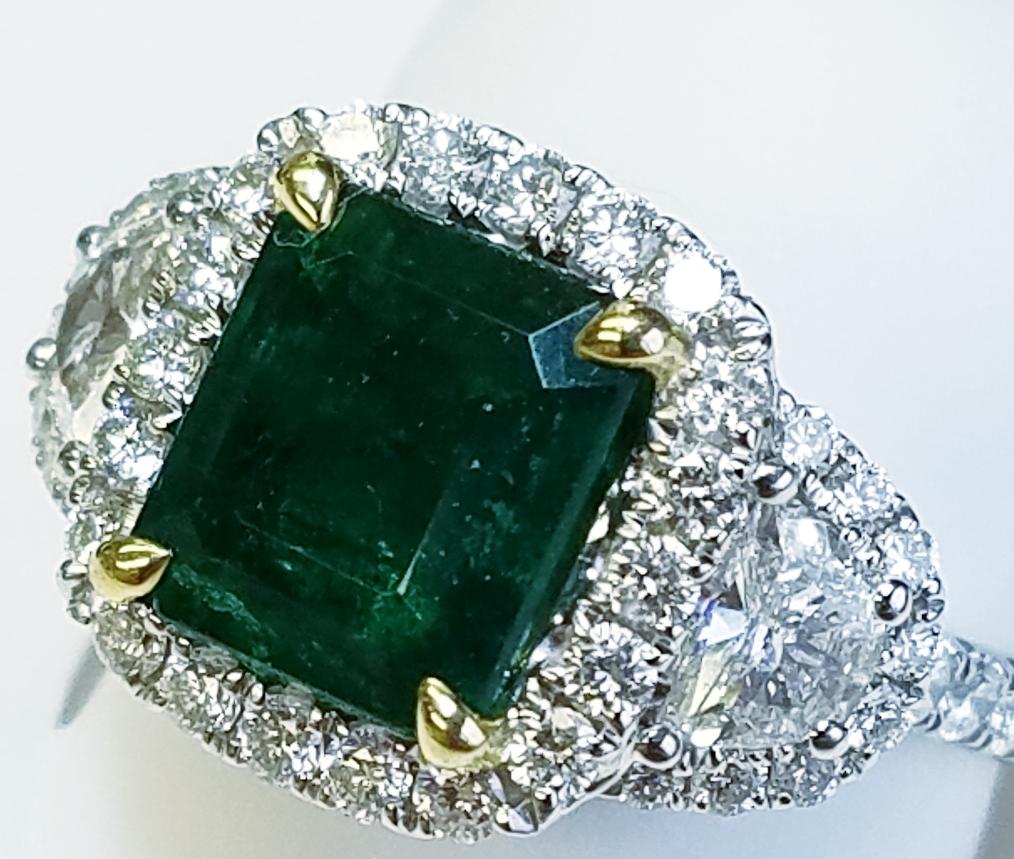 18 Karat White Gold Emerald Cut Emerald and Diamond Ring In New Condition In Great Neck, NY