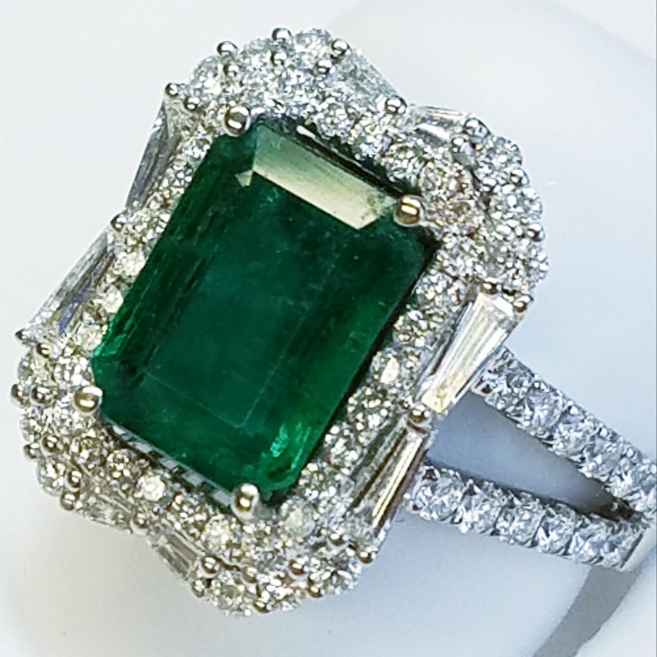 18 Karat Weißgold Ring mit Smaragd im Smaragdschliff und Diamanten Damen