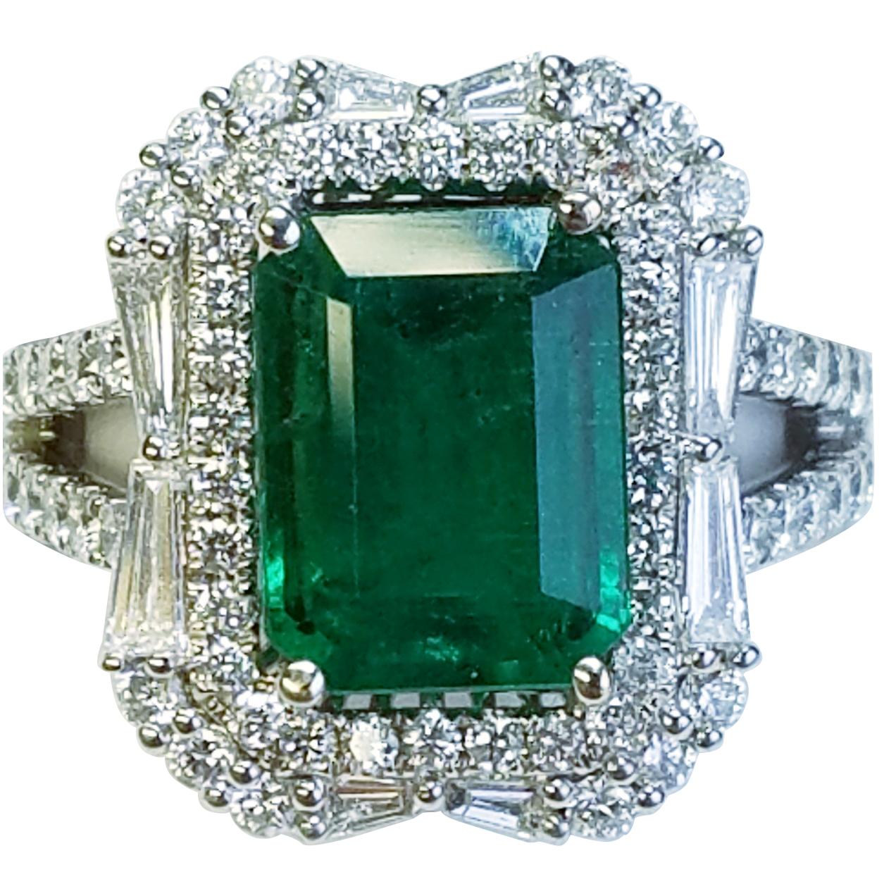 18 Karat Weißgold Ring mit Smaragd im Smaragdschliff und Diamanten