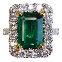 Ring aus 18 Karat Weißgold mit Smaragd im Smaragdschliff und Diamanten