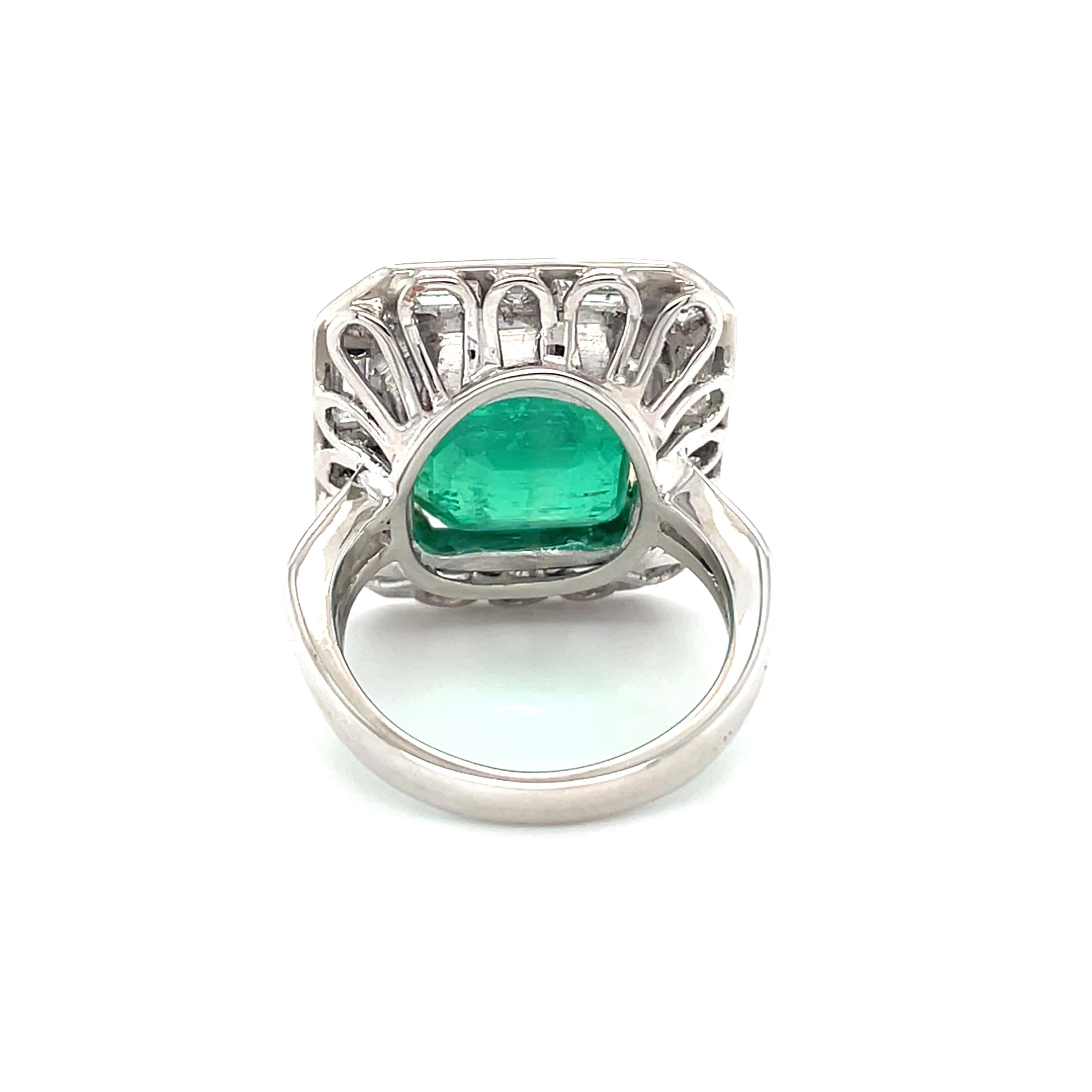 Contemporary 18 Karat White Gold Emerald Cut Emerald Diamond Cocktail Ring For Sale