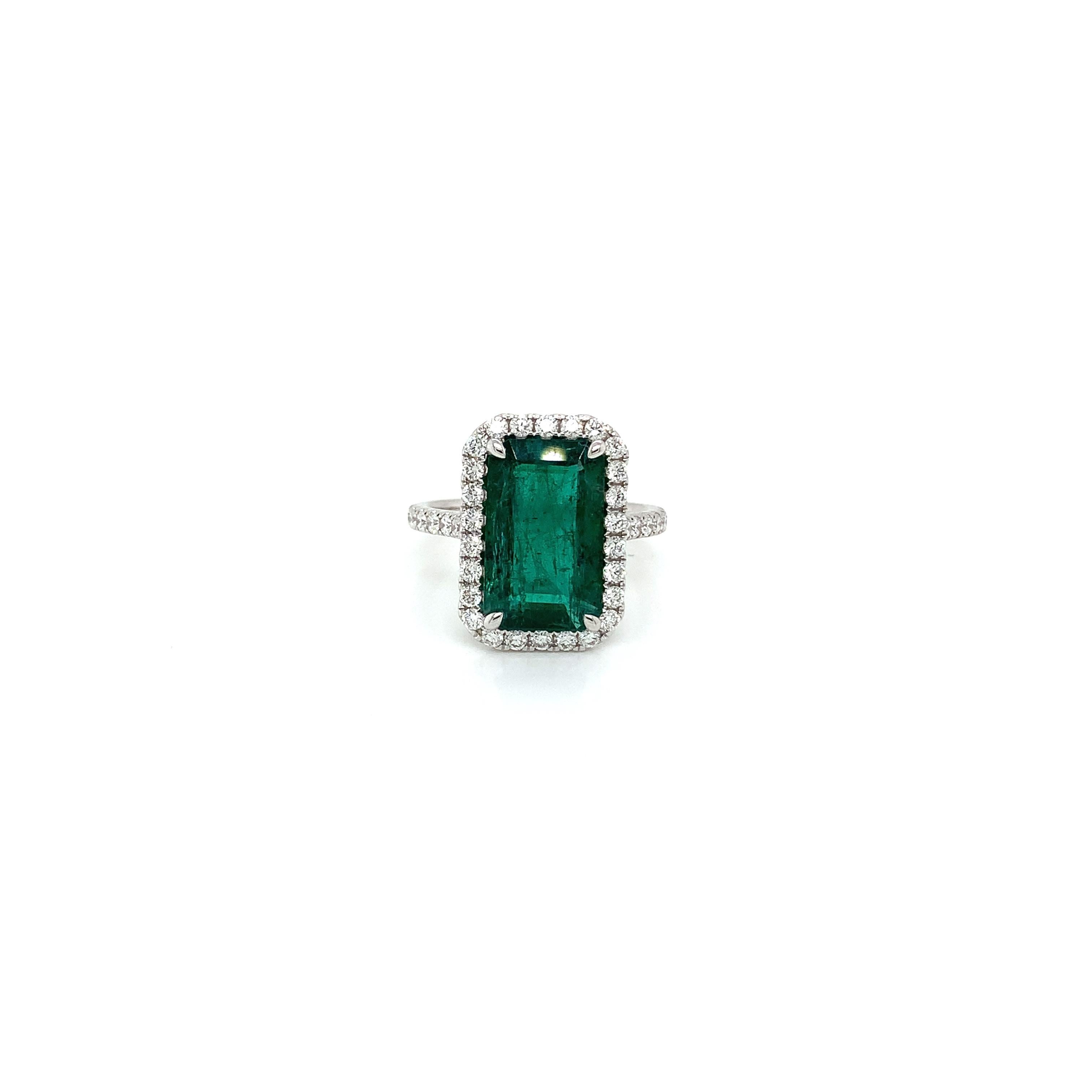 Zertifiziert 5,08 ct. E/C Smaragd
Messung (13,8x8,5) mm
40 Stück runde Diamanten mit einem Gewicht von 0,72 ct.
gefasst in 18K Weißgold Ring
Gewicht: 4,75 Gramm