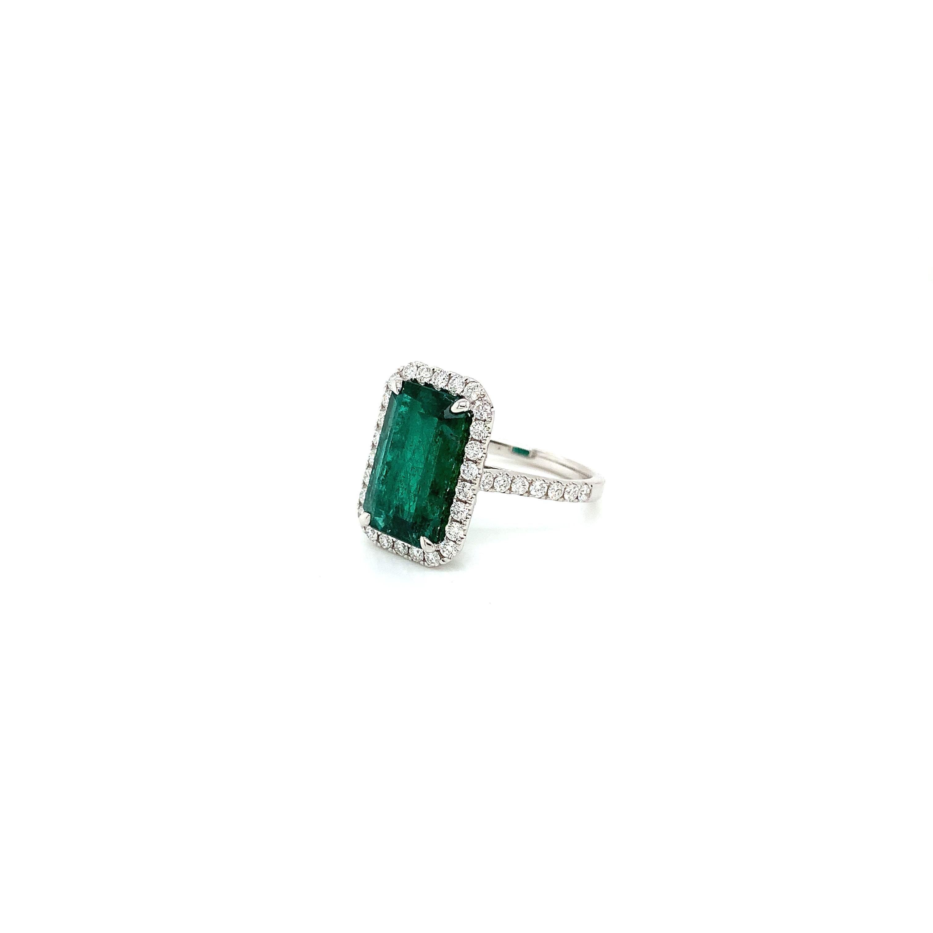 Zertifizierter Ring aus 18 Karat Weißgold mit Smaragd im Smaragdschliff und Diamant 5,08 Karat (Moderne)