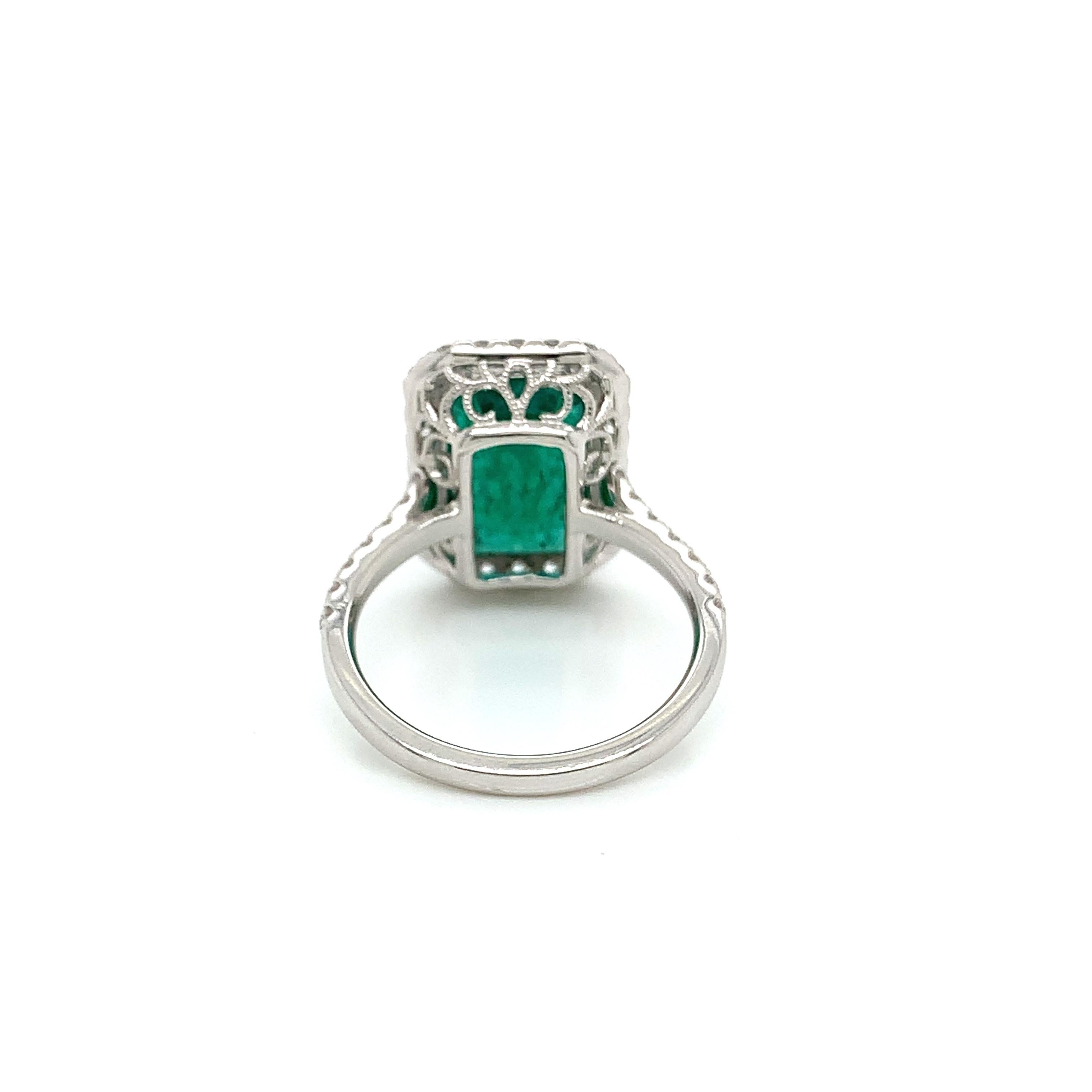 Zertifizierter Ring aus 18 Karat Weißgold mit Smaragd im Smaragdschliff und Diamant 5,08 Karat Damen