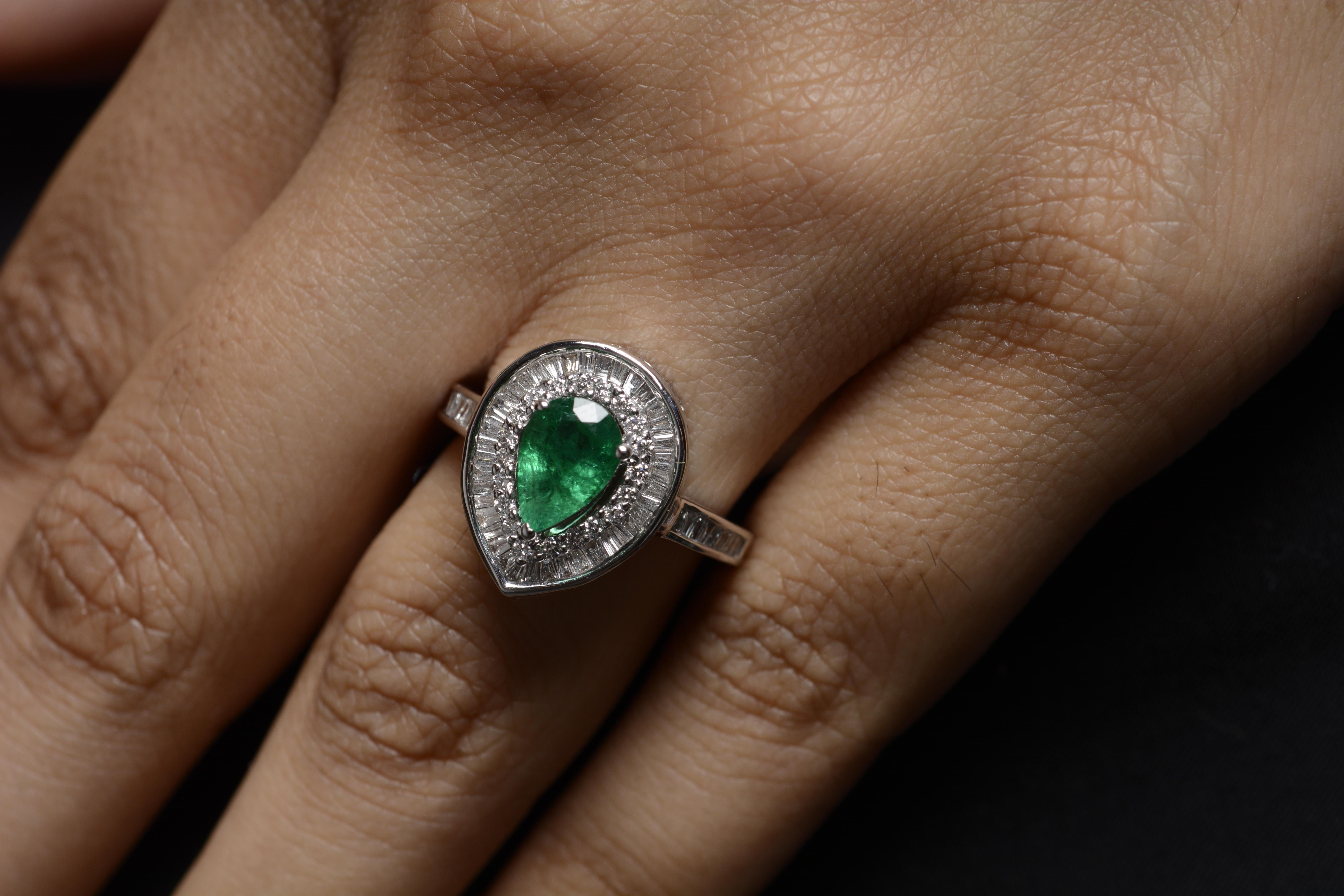 18 Karat White Gold Emerald Diamond Cocktail Ring In New Condition For Sale In Mumbai, IN