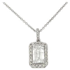 Pendentif en or blanc 18 carats avec halo d'émeraudes et de diamants de 2 carats certifiés GIA