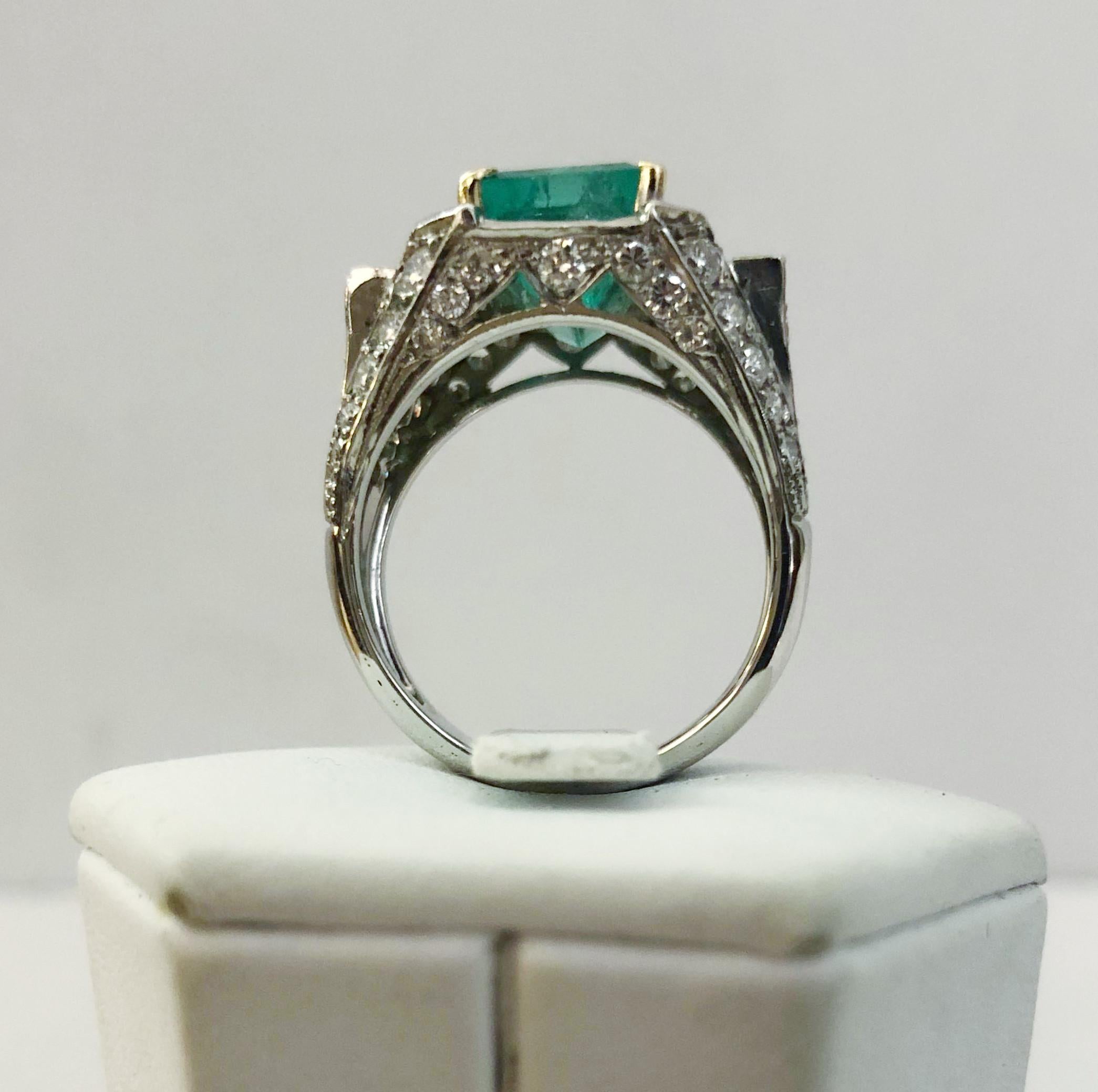 18 Karat White Gold Emerald Diamond Ring In Good Condition For Sale In Los Angeles, CA