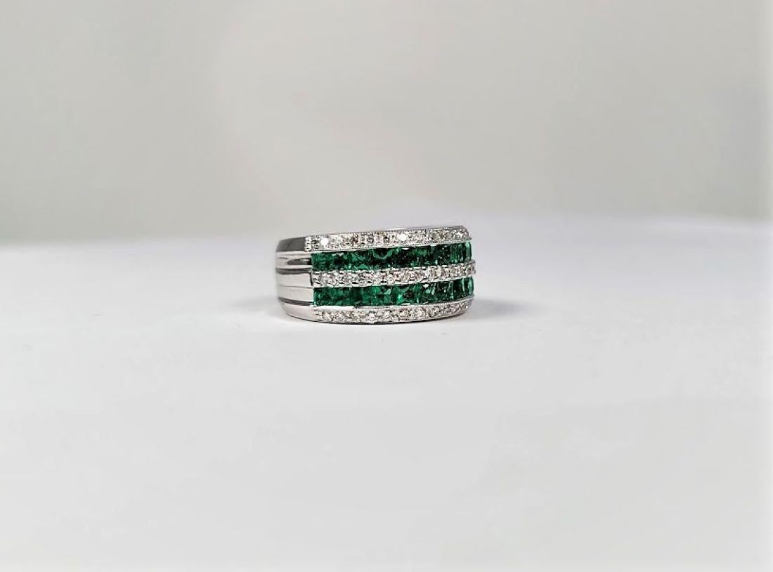 18 Karat White Gold Emerald Diamond Ring In Good Condition In Dallas, TX