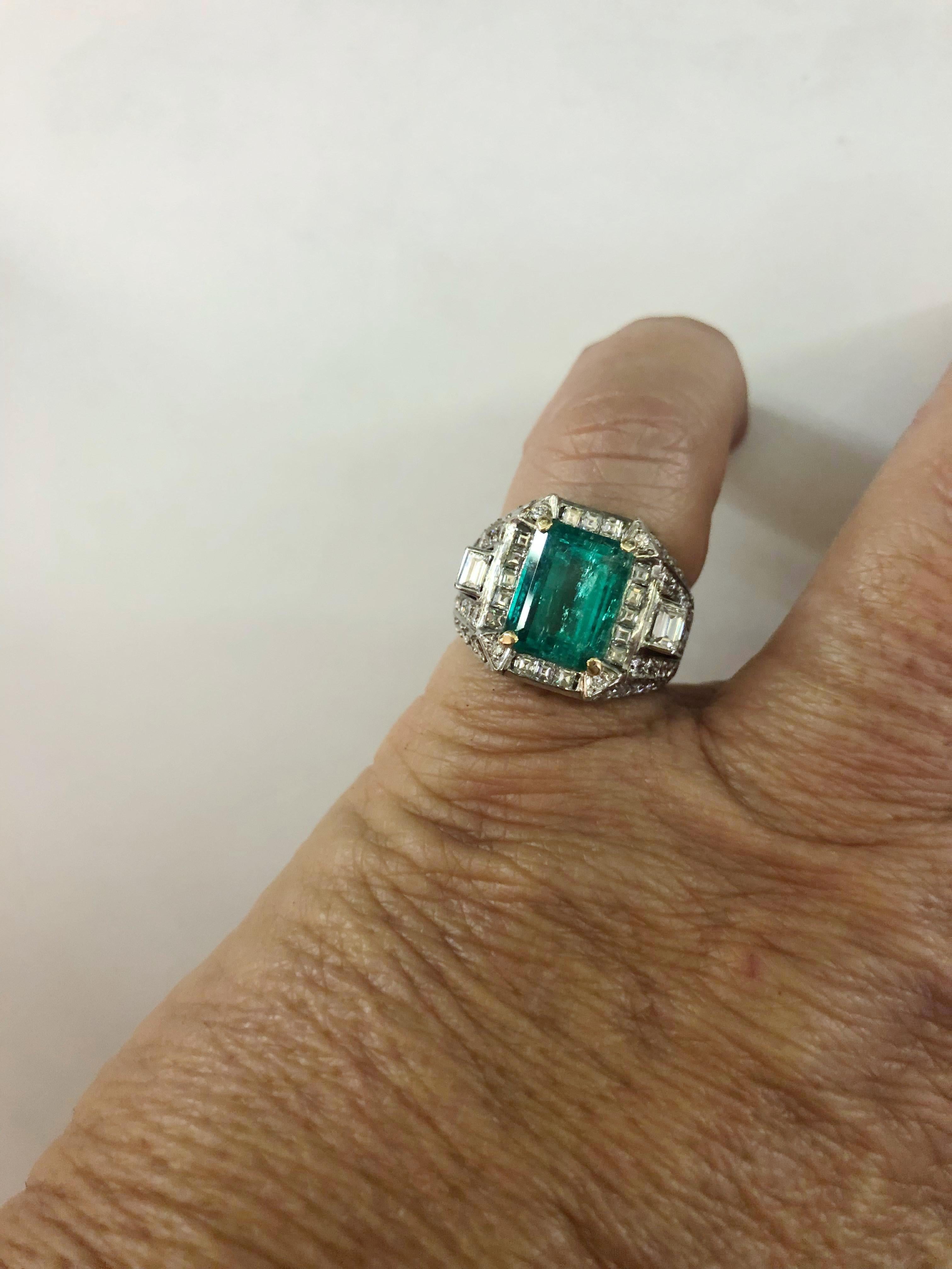 18 Karat White Gold Emerald Diamond Ring For Sale 1