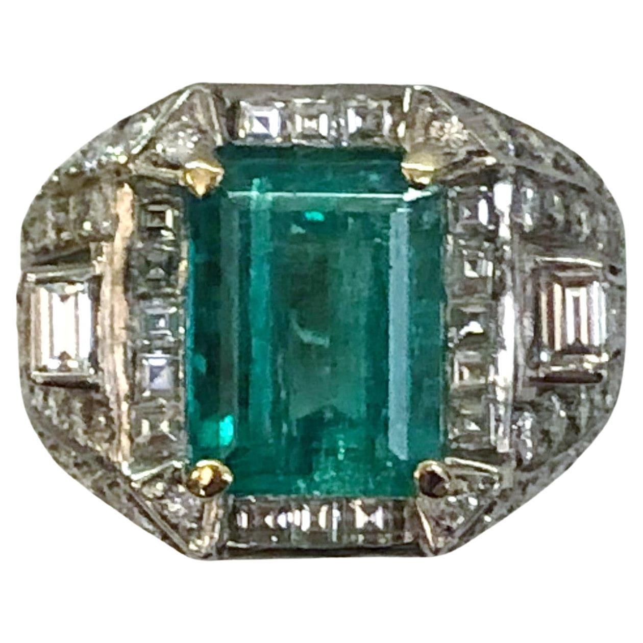 18 Karat White Gold Emerald Diamond Ring For Sale