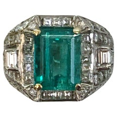 Anillo de oro blanco de 18 quilates con diamante esmeralda