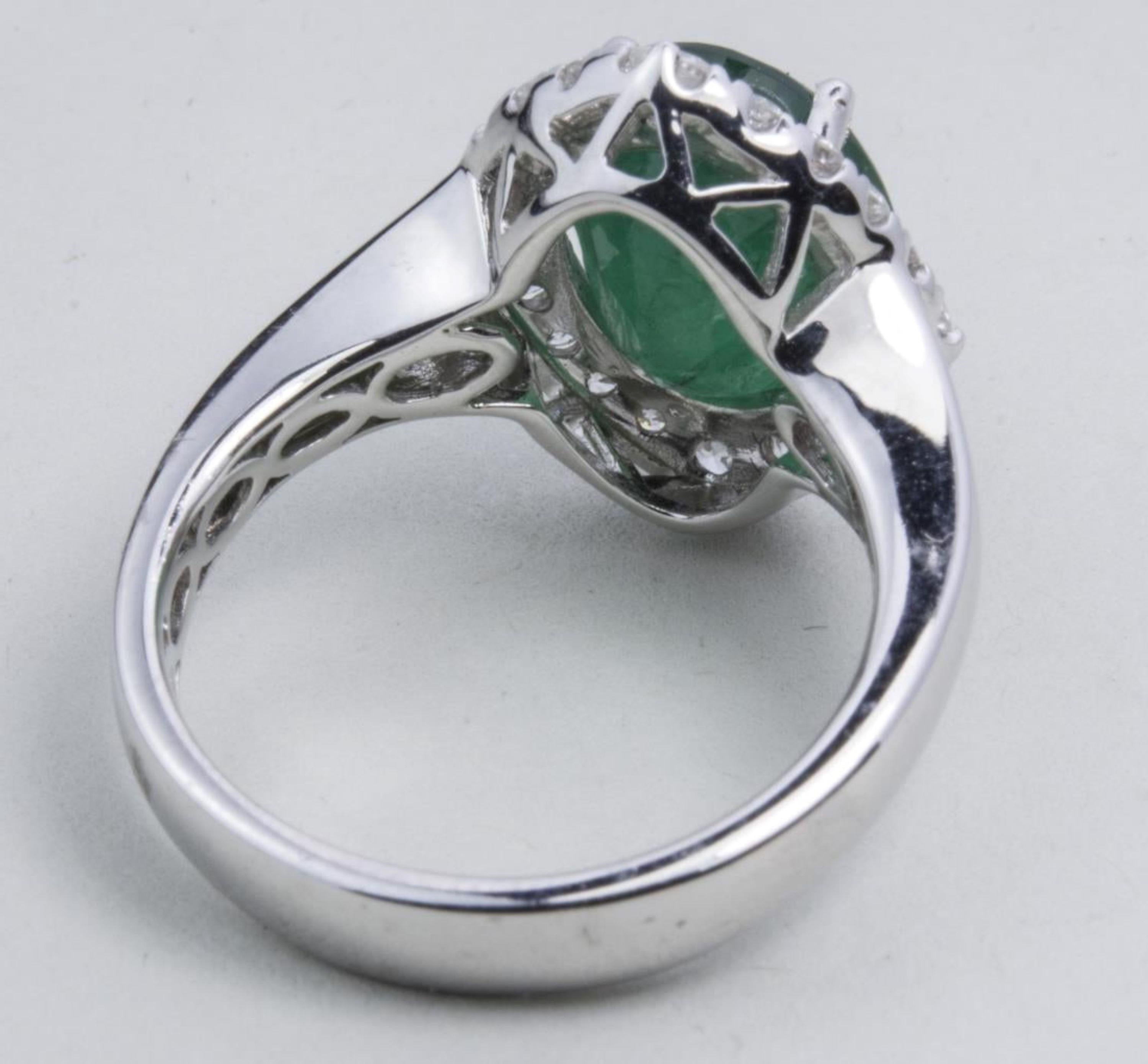 18 Karat White Gold Emerald Fashion Ring In Good Condition For Sale In Westfield, NJ