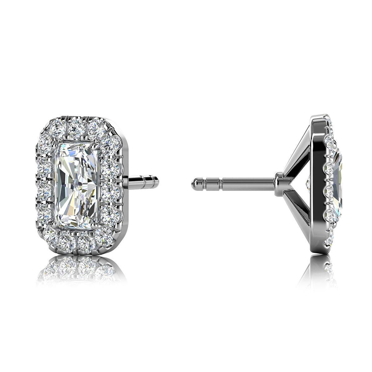 Taille émeraude Boucles d'oreilles en or blanc 18 carats avec halo d'émeraudes et diamants de 1 carat en vente