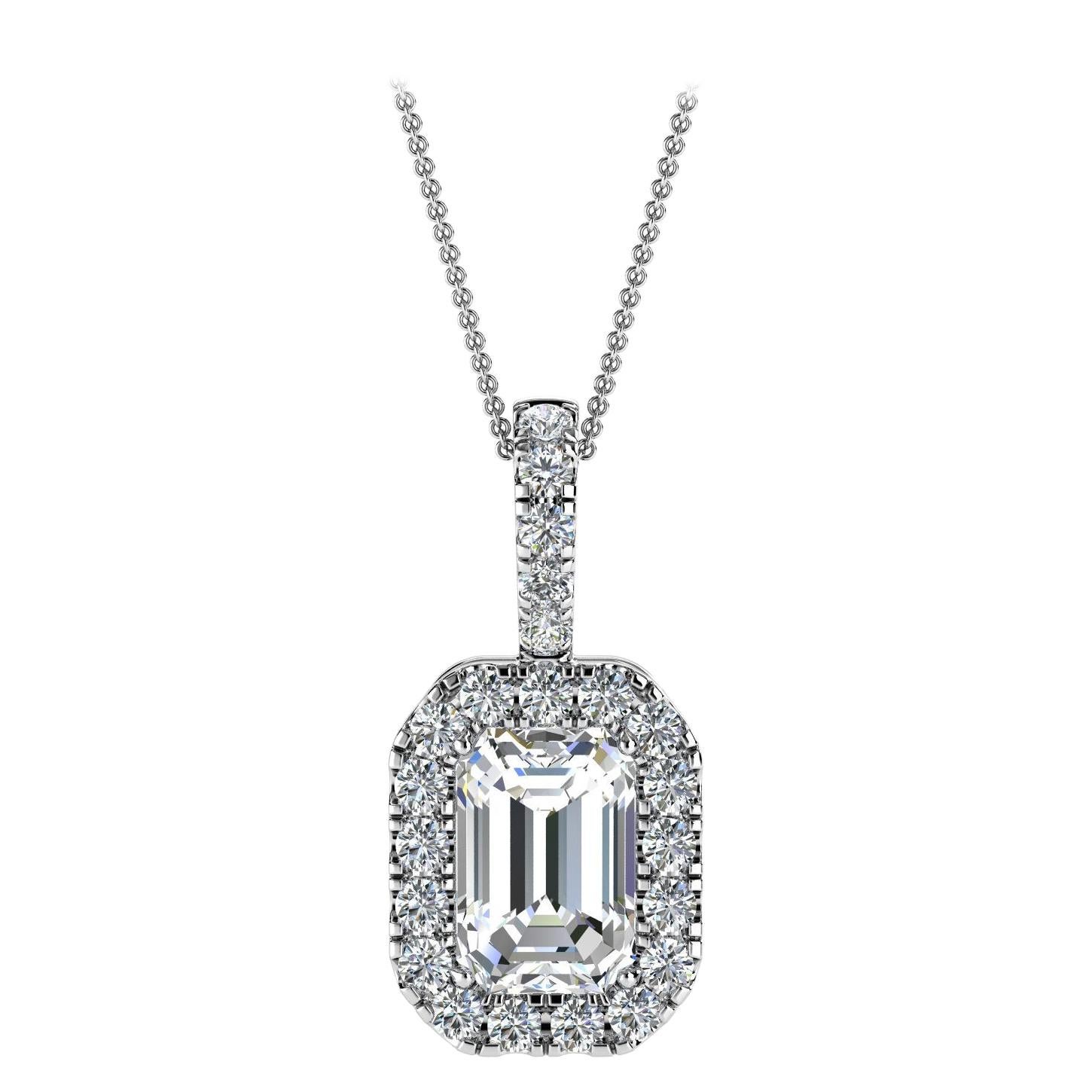 Pendentif en or blanc 18 carats avec halo d'émeraudes et diamants de 1/2 carat