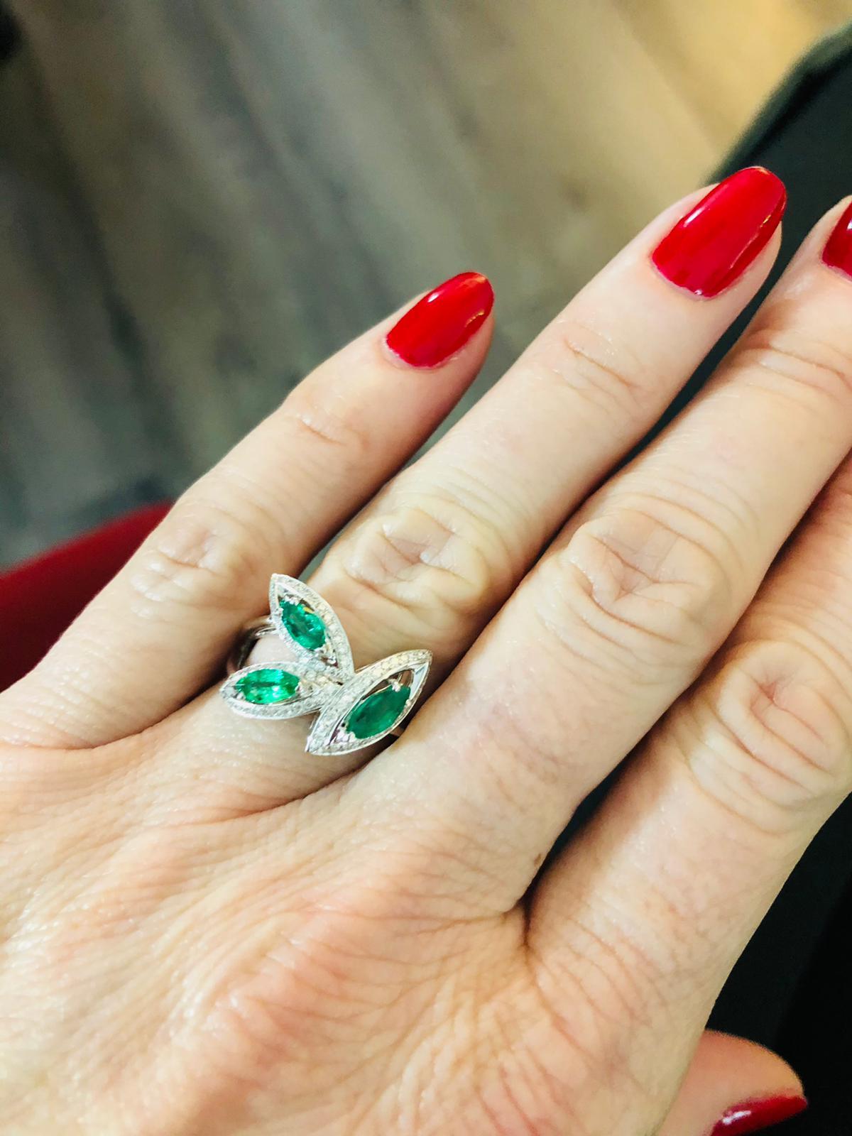 18 Karat White Gold Emerald Petali Flora Ring by Niquesa For Sale 4