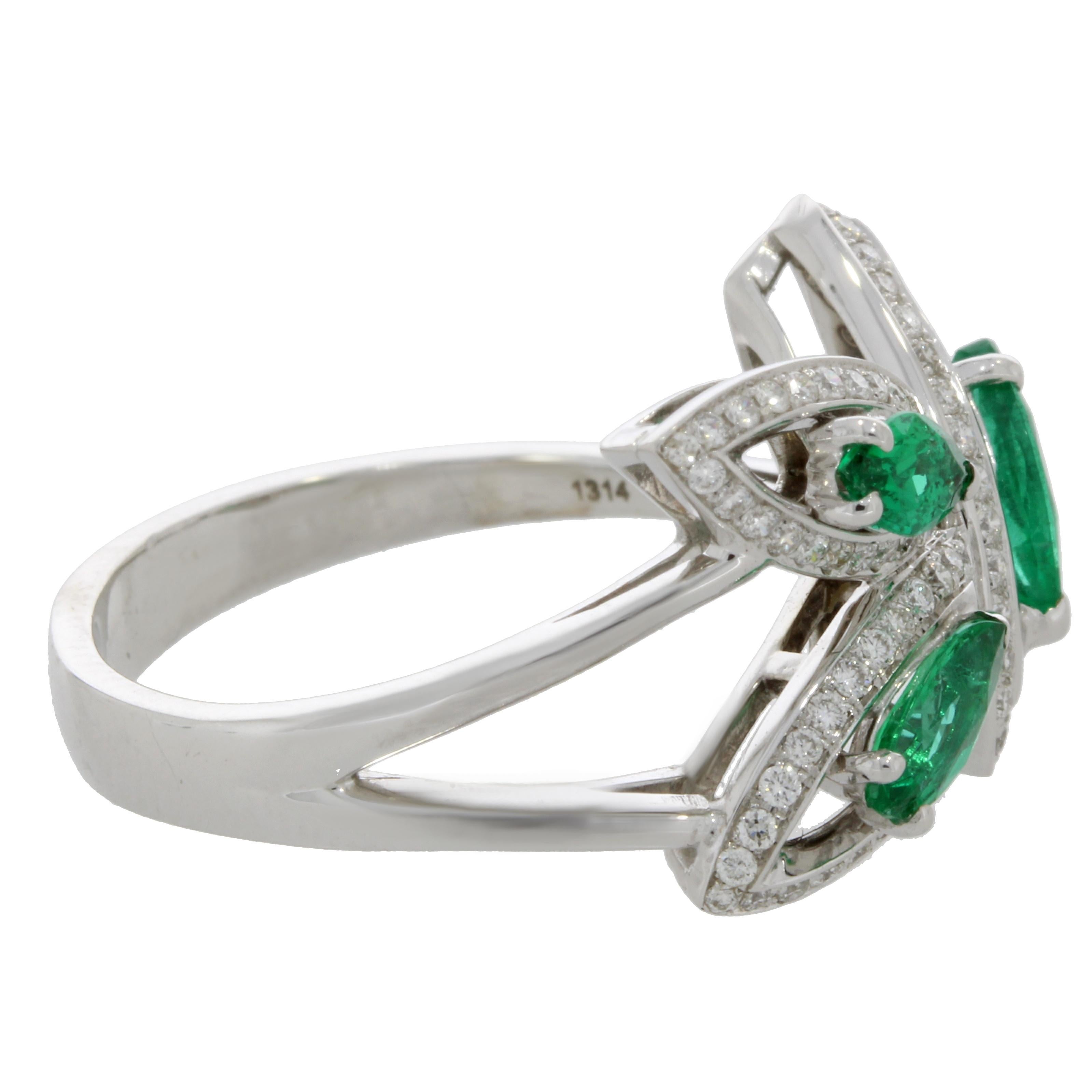 18 Karat White Gold Emerald Petali Flora Ring by Niquesa In New Condition For Sale In London, GB