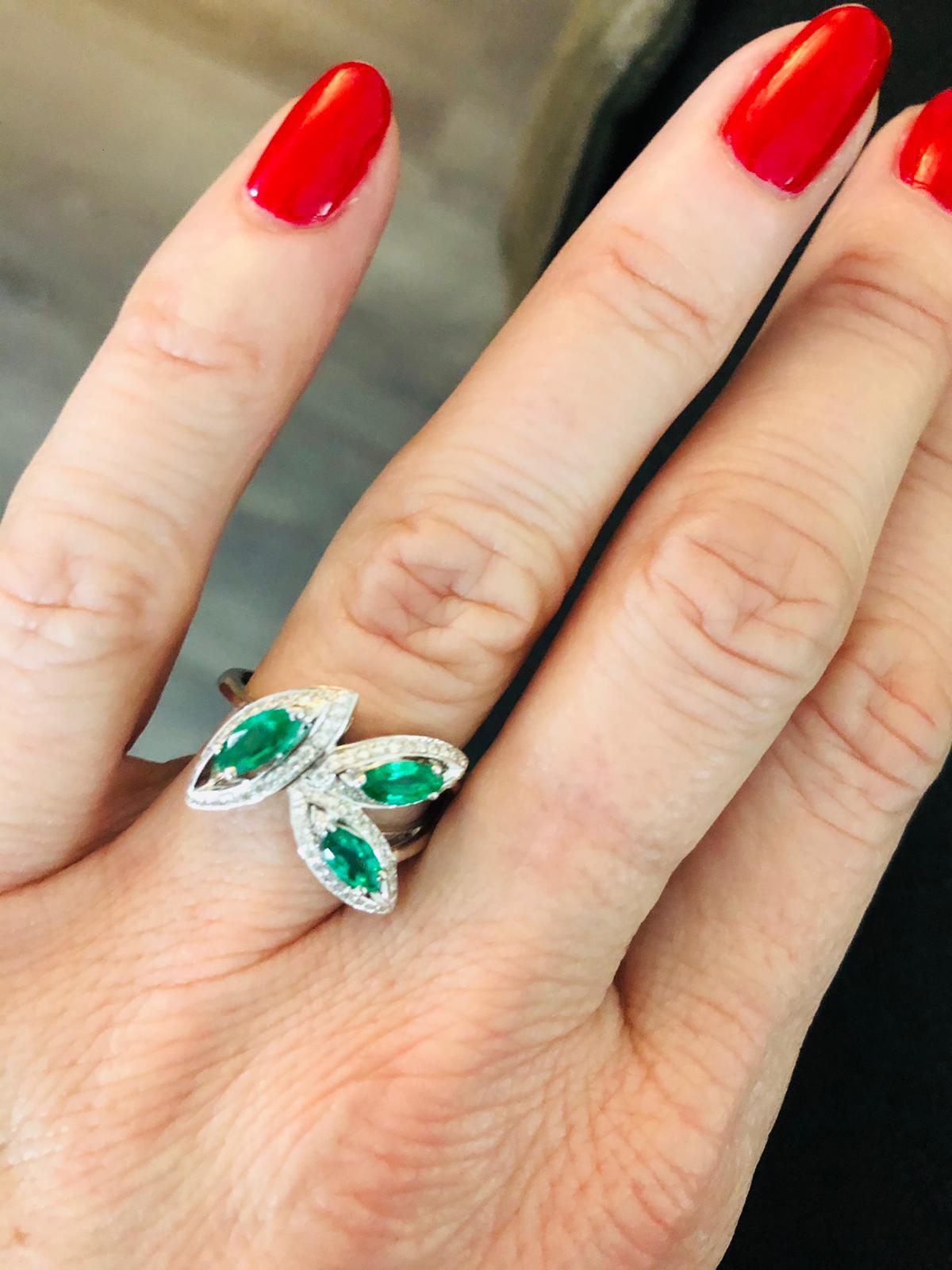 18 Karat White Gold Emerald Petali Flora Ring by Niquesa For Sale 1