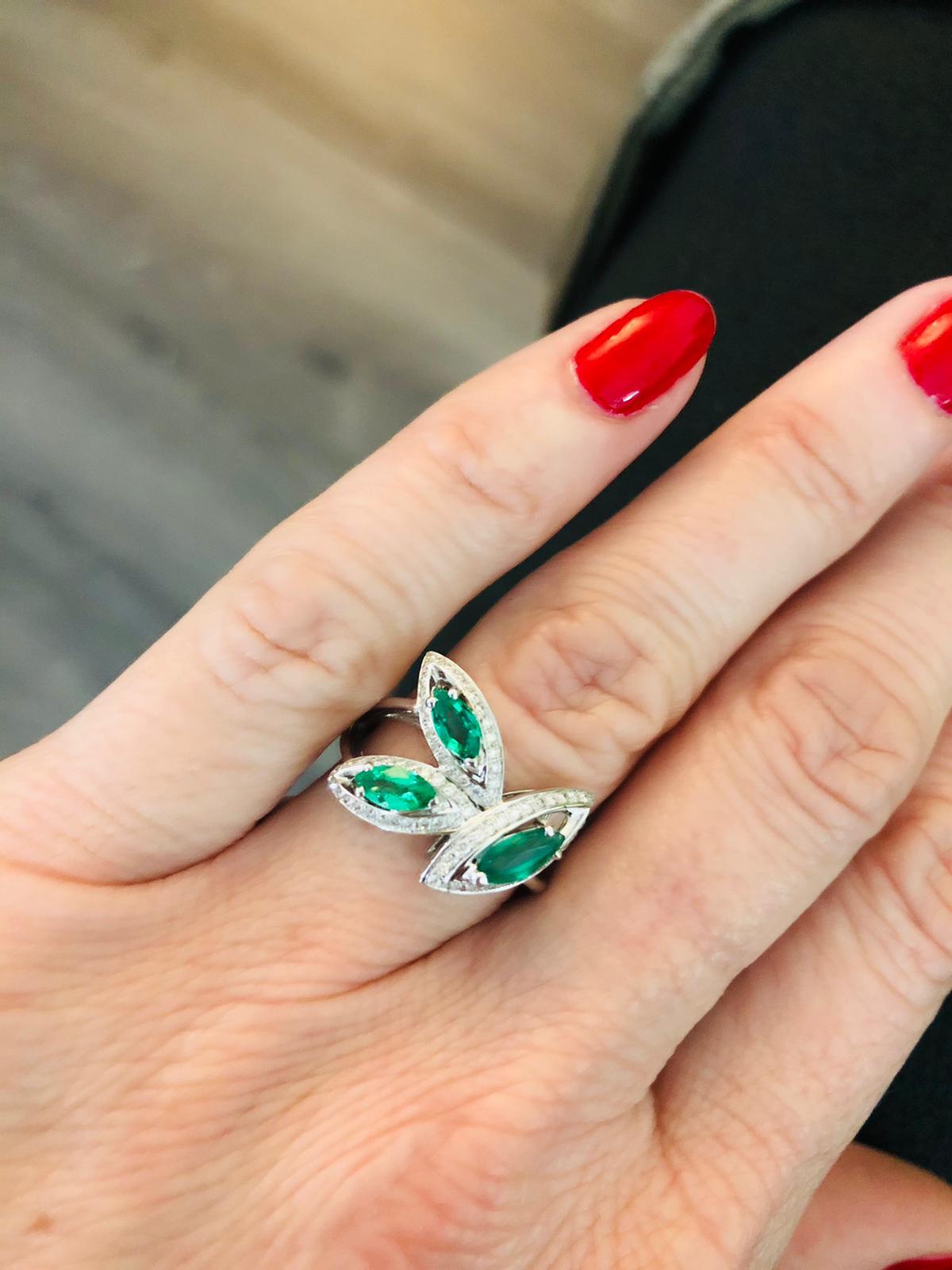 18 Karat White Gold Emerald Petali Flora Ring by Niquesa For Sale 2