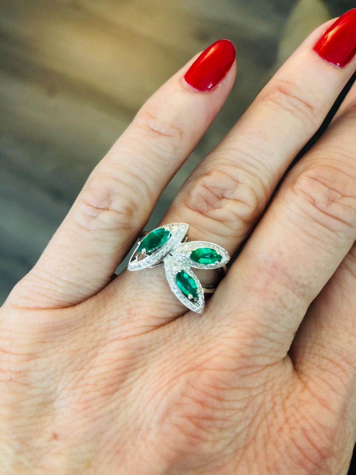 18 Karat White Gold Emerald Petali Flora Ring by Niquesa For Sale 3
