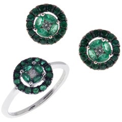 18 Karat White Gold Emerald Small Classic Circle Stud Earring Ring Set