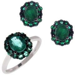 18 Karat White Gold Emerald Small Flower Motif Stud Earring Ring Set