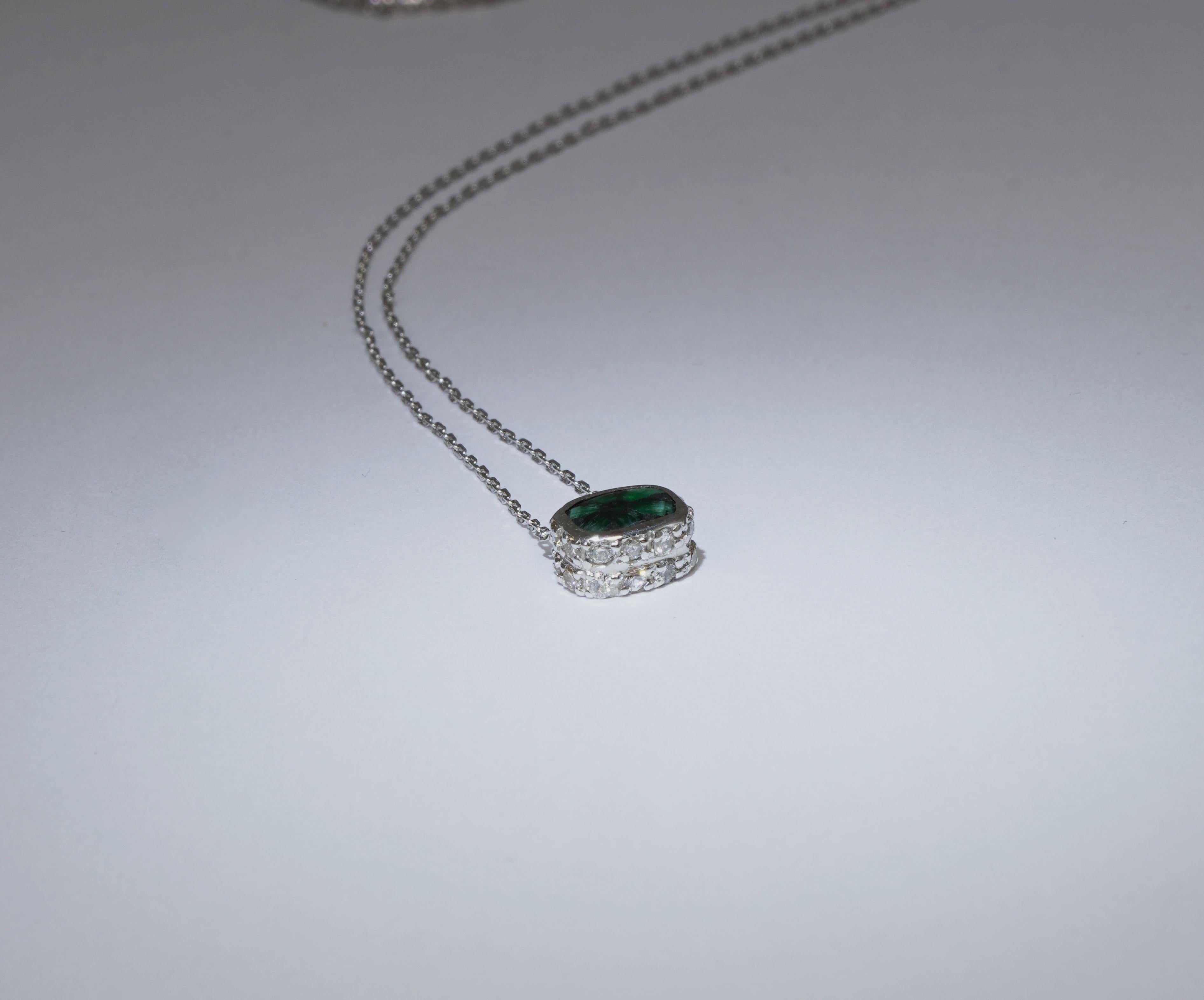 Collana in oro bianco 18 carati con smeraldo e diamante Trapiche in vendita 1