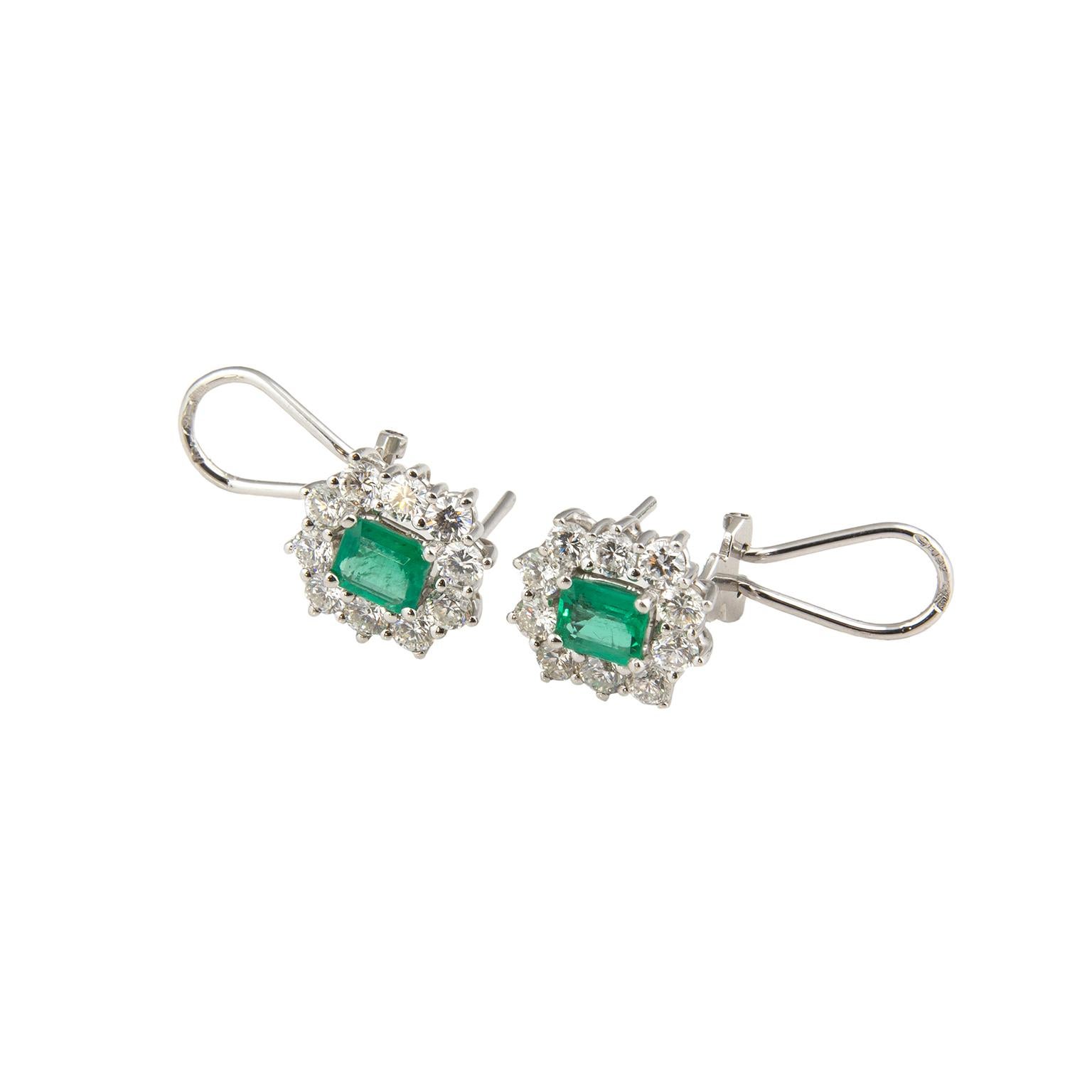 18 Karat White Gold Emeralds Diamonds Earrings In Good Condition For Sale In Madrid, ES