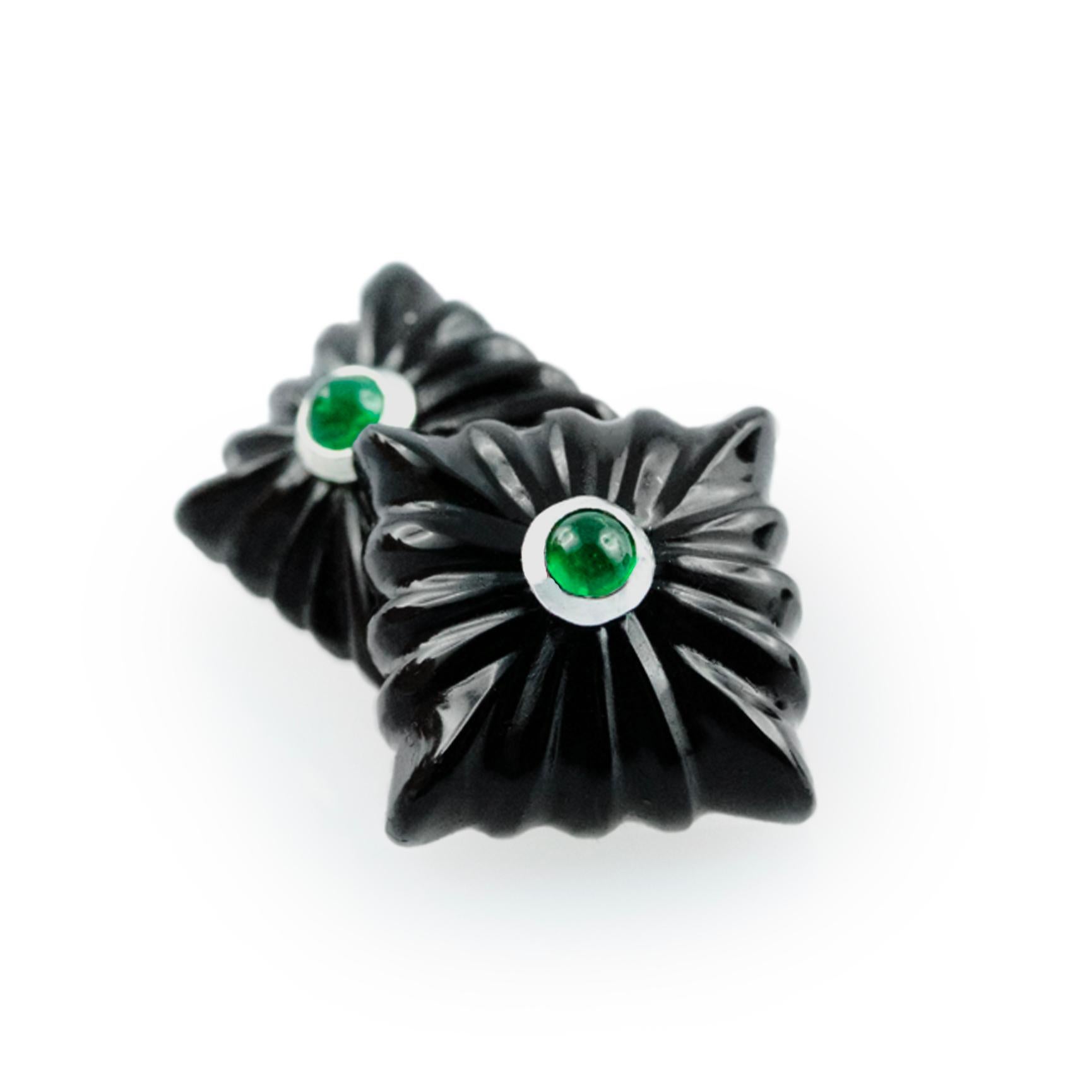 18 Karat White Gold Emeralds Onyx Squared Cufflinks In New Condition For Sale In Milano, IT
