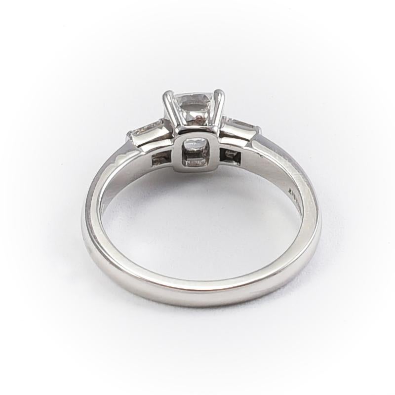 Contemporary 18 Karat White Gold Engagement Ring with 1 Diamond Cushion Cut 1.01 Carat E VS2 For Sale