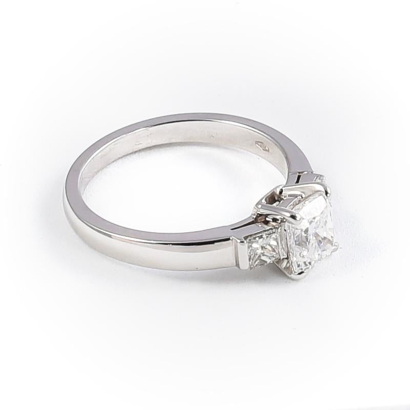 Women's or Men's 18 Karat White Gold Engagement Ring with 1 Diamond Cushion Cut 1.01 Carat E VS2 For Sale