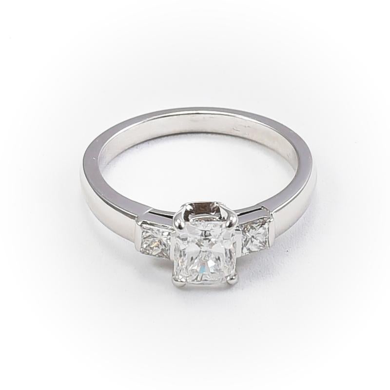 18 Karat White Gold Engagement Ring with 1 Diamond Cushion Cut 1.01 Carat E VS2 For Sale 1