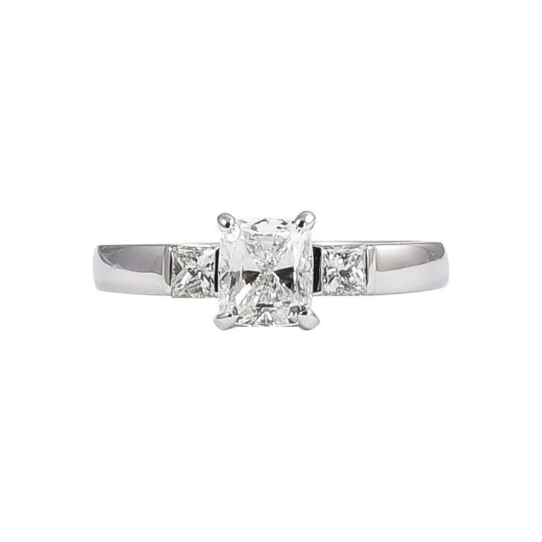 18 Karat White Gold Engagement Ring with 1 Diamond Cushion Cut 1.01 Carat E VS2 For Sale