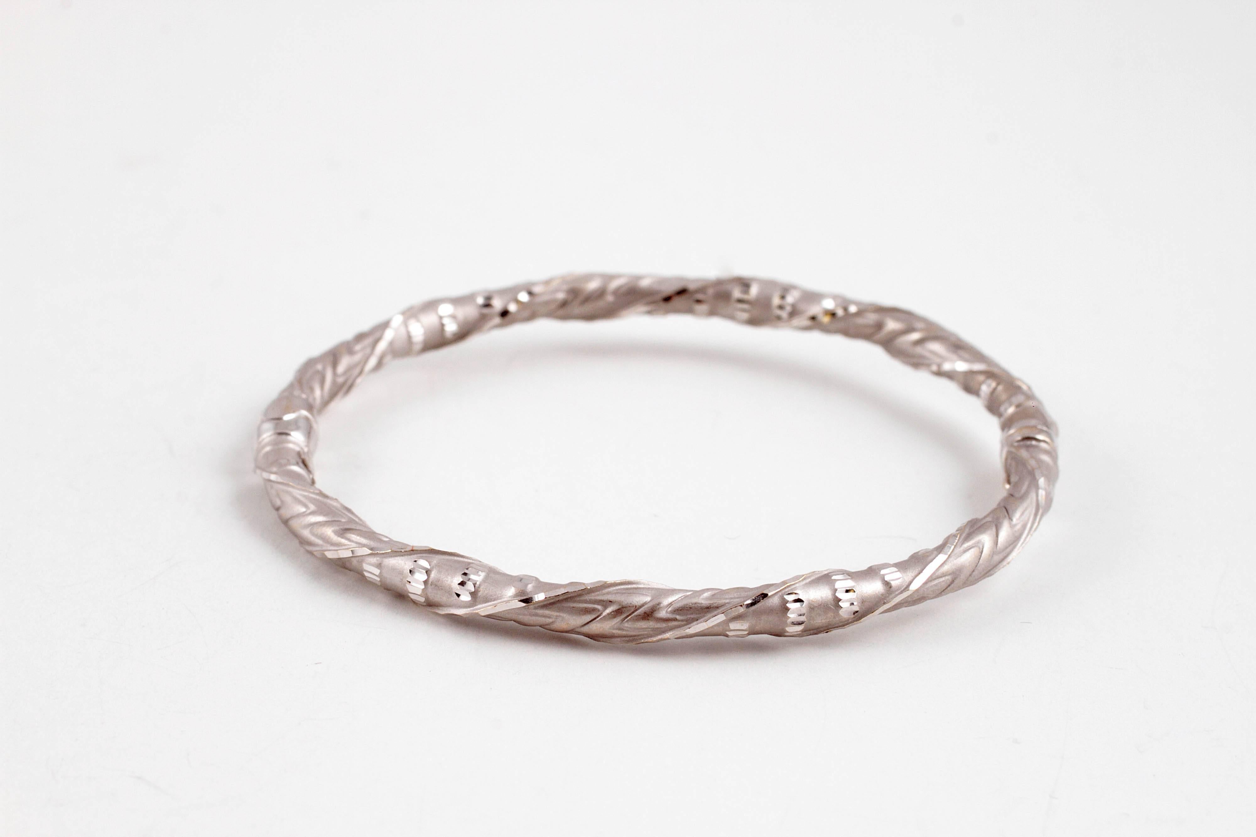 18 Karat White Gold Etched Bangle In Good Condition For Sale In Dallas, TX