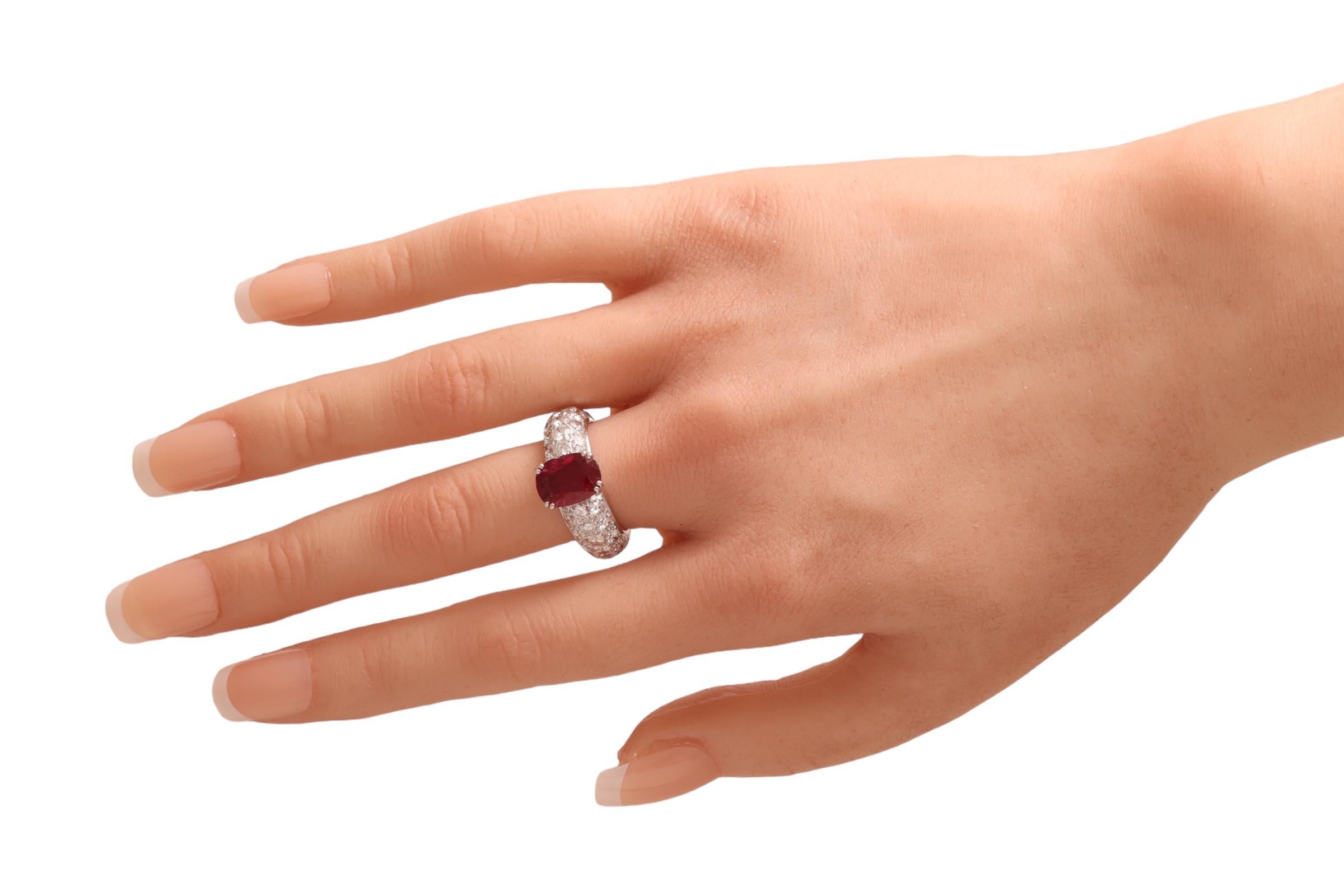 Bague d'éternité en or blanc 18 carats avec diamants 3,03 carats et rubis rouge vif certifié GRS en vente 9