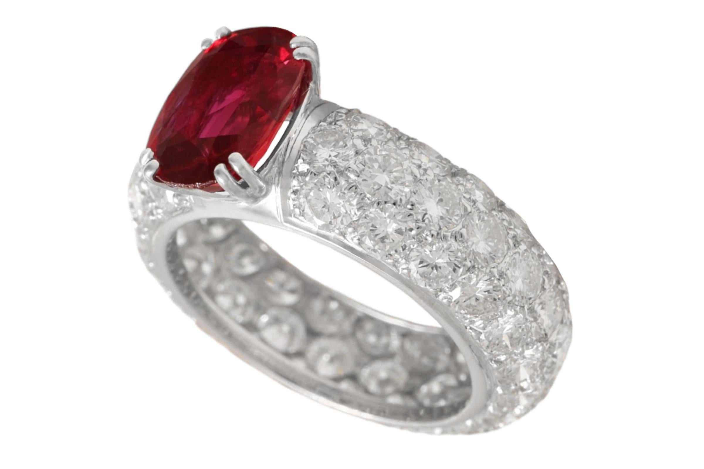 Artisan Bague d'éternité en or blanc 18 carats avec diamants 3,03 carats et rubis rouge vif certifié GRS en vente