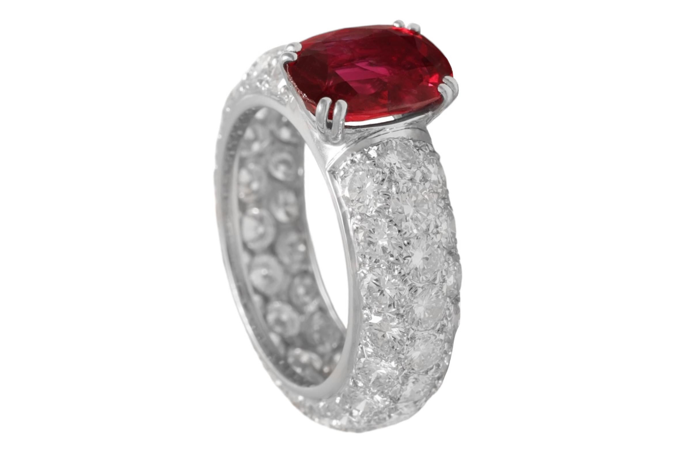 Taille brillant Bague d'éternité en or blanc 18 carats avec diamants 3,03 carats et rubis rouge vif certifié GRS en vente