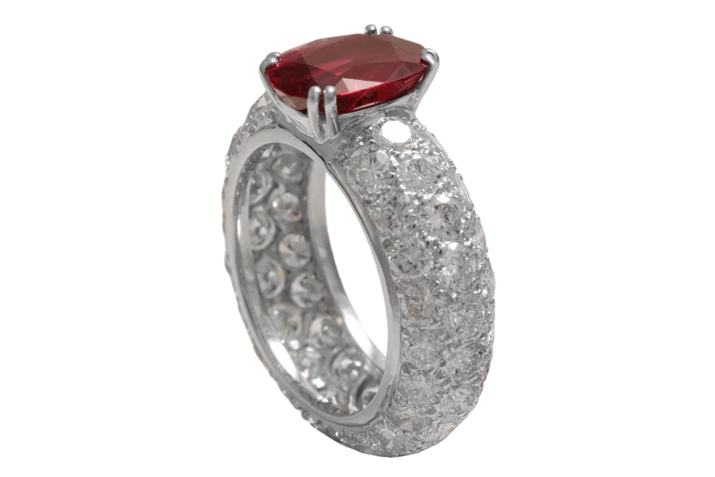 Bague d'éternité en or blanc 18 carats avec diamants 3,03 carats et rubis rouge vif certifié GRS Neuf - En vente à Antwerp, BE