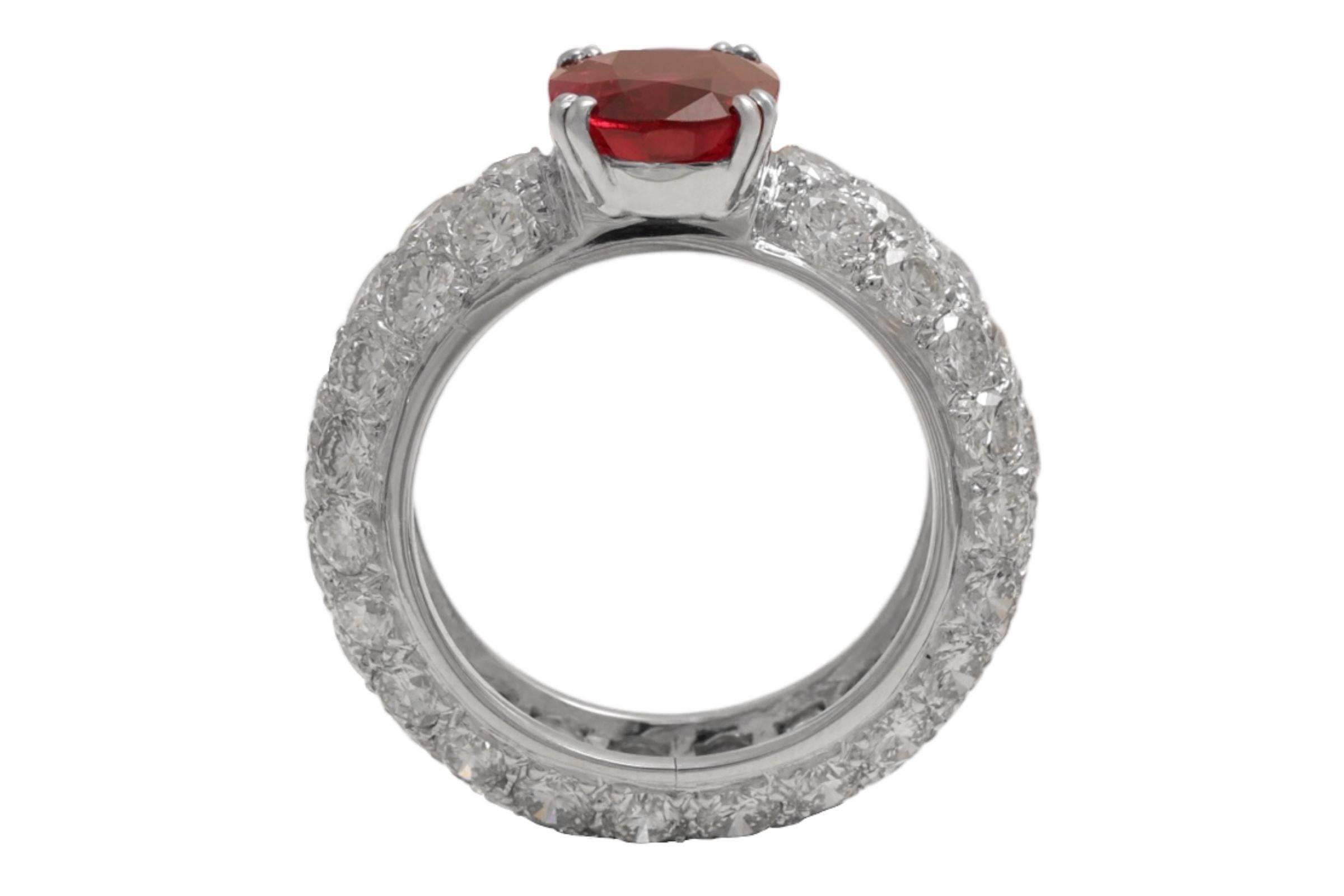 Bague d'éternité en or blanc 18 carats avec diamants 3,03 carats et rubis rouge vif certifié GRS en vente 1
