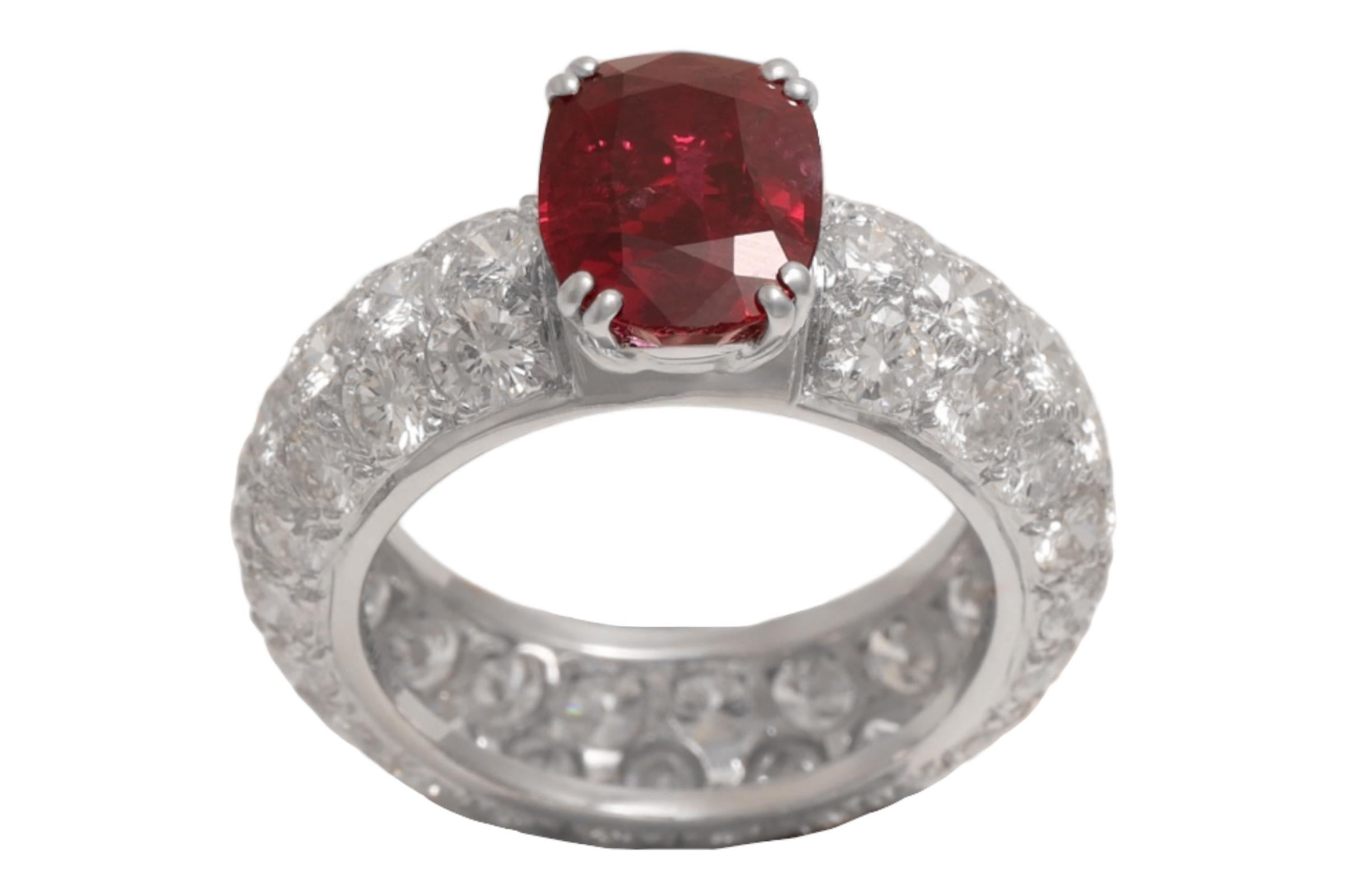 Bague d'éternité en or blanc 18 carats avec diamants 3,03 carats et rubis rouge vif certifié GRS en vente 3