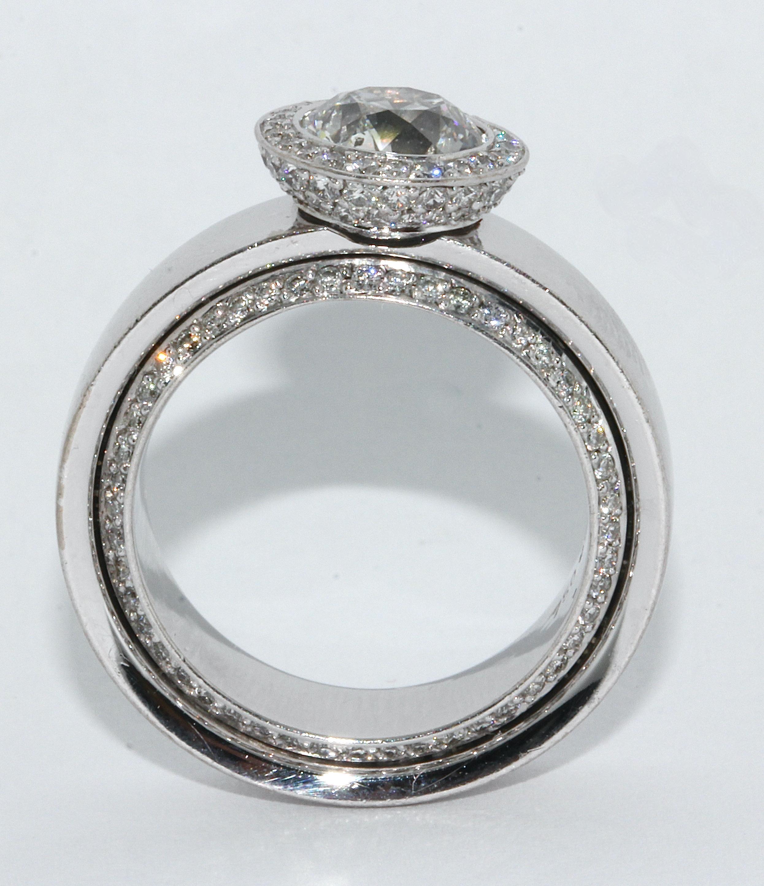 Taille ronde Bague d'éternité solitaire en or blanc 18 carats avec diamants en vente