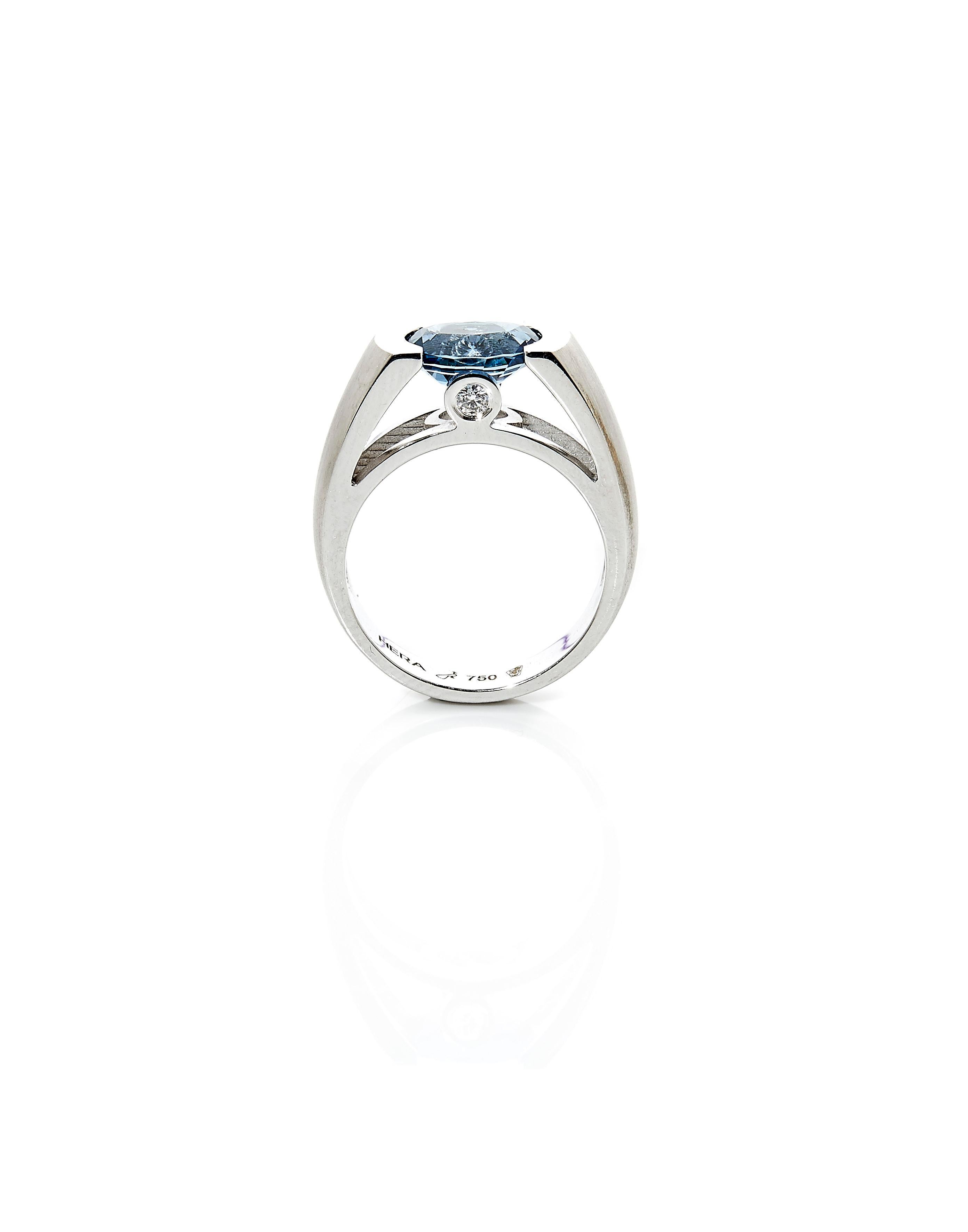 Contemporary 18 Karat Brushed White Gold Ring Set with 1.58 Carat Aquamarine and Diamonds For Sale